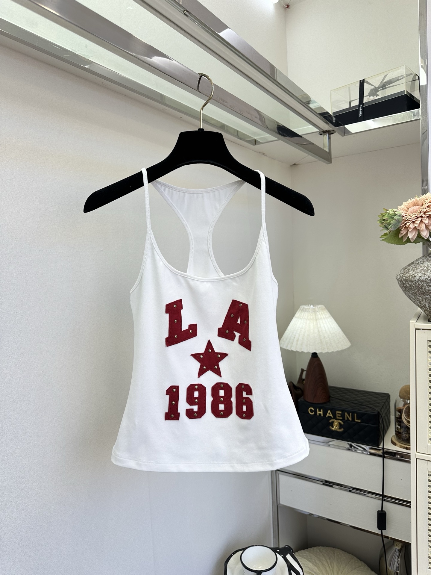 26SS 解锁夏日甜酷感｜美式复古感拉满的工字背心✨铆钉+植绒字母的细节太戳人酒红显白又热烈，白色干净又