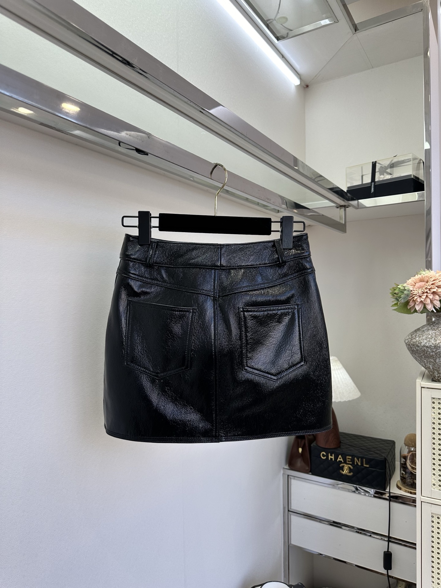 26SS炸街极品！让人尖叫的一款皮半裙 金属银直接未来感拉满 版型称得上超短裙里的佼佼者 腿长两米不是梦