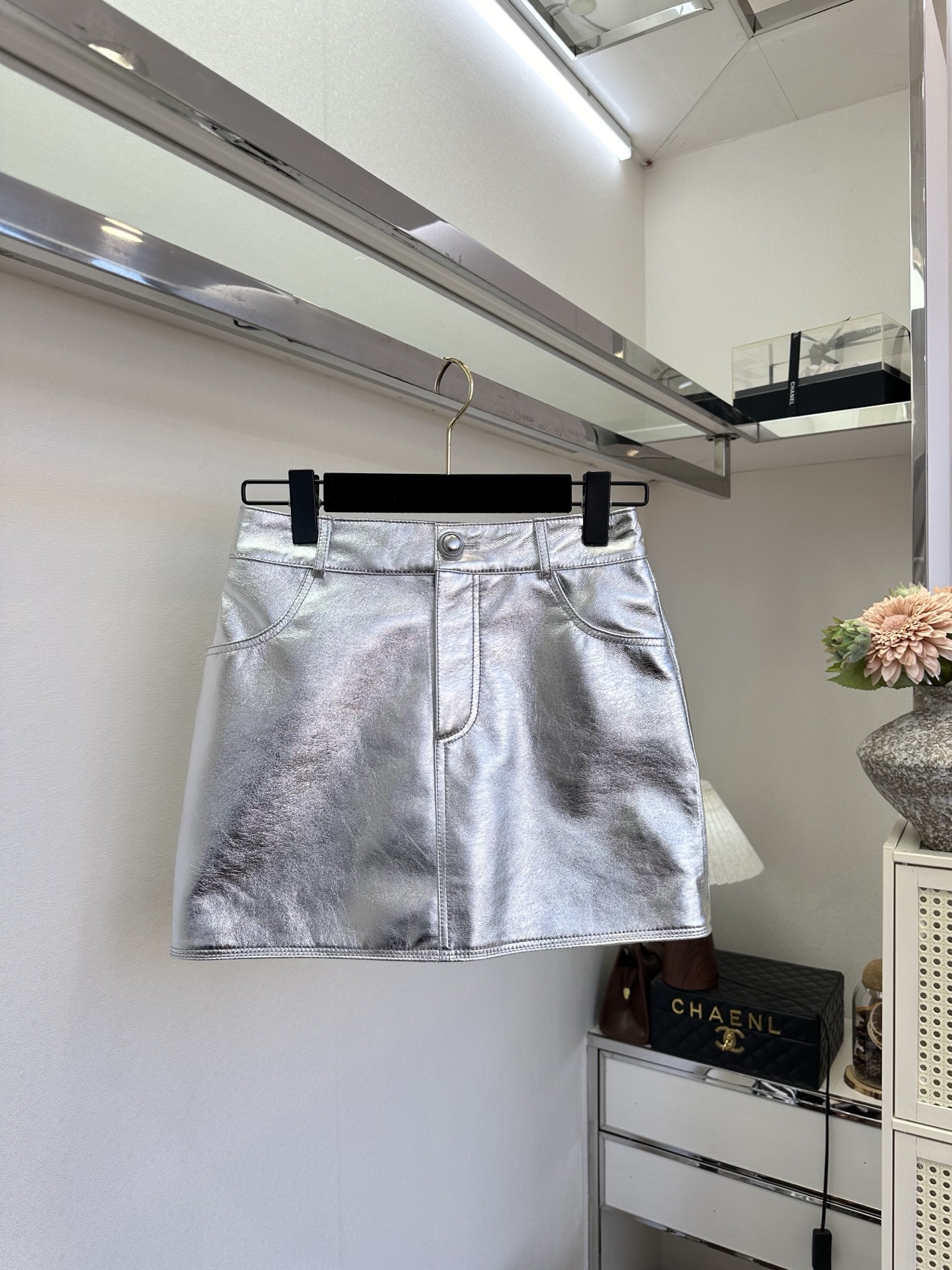 NO:776517,26SS is the best in the street!  A leather skirt that makes people scream. The metallic silver is directly futuristic. The style is the best among miniskirts. Two-meter-long legs are not a dream. Wear it and transform into a hot and sexy girl in one second. The minimalist design is to highlight this beautiful color. As a hot girl, how can you miss this skirt!  ●SIZE s m l●,women's clothing,skirts,1986090926SS炸街极品！让人尖叫的一款皮半裙 金属银直接未来感拉满 版型称得上超短裙里的佼佼者 腿长两米不是梦 穿上它一秒化身火辣拽姐 极简设计是为了重点烘托这个绝美颜色 身为辣妹的你怎么能少了这一条半裙！ ●SIZE s m l●,女装,skirts,,Women's clothing