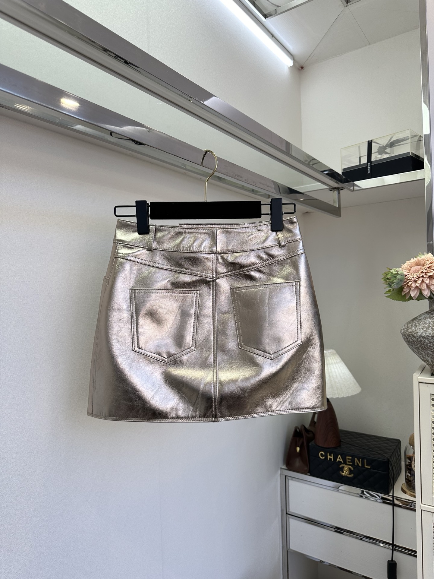 26SS炸街极品！让人尖叫的一款皮半裙 金属银直接未来感拉满 版型称得上超短裙里的佼佼者 腿长两米不是梦