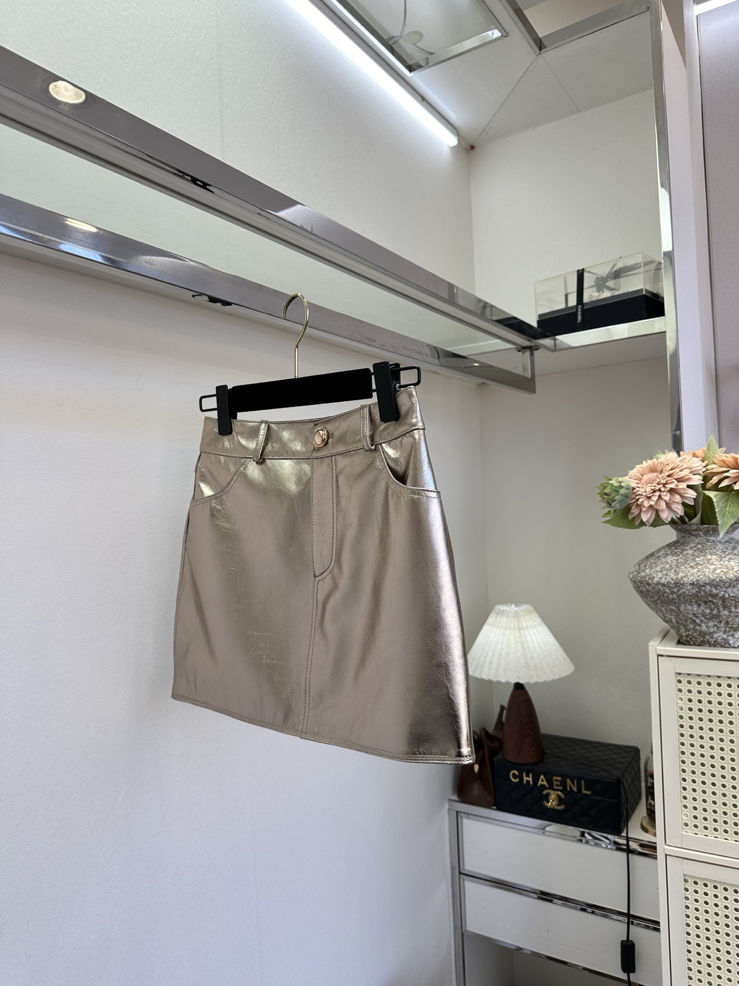 26SS炸街极品！让人尖叫的一款皮半裙 金属银直接未来感拉满 版型称得上超短裙里的佼佼者 腿长两米不是梦