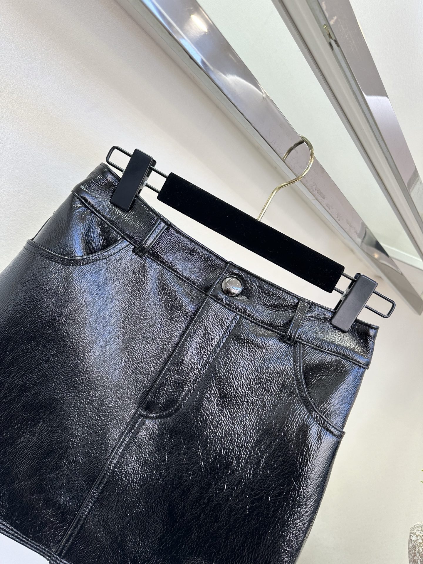 26SS炸街极品！让人尖叫的一款皮半裙 金属银直接未来感拉满 版型称得上超短裙里的佼佼者 腿长两米不是梦