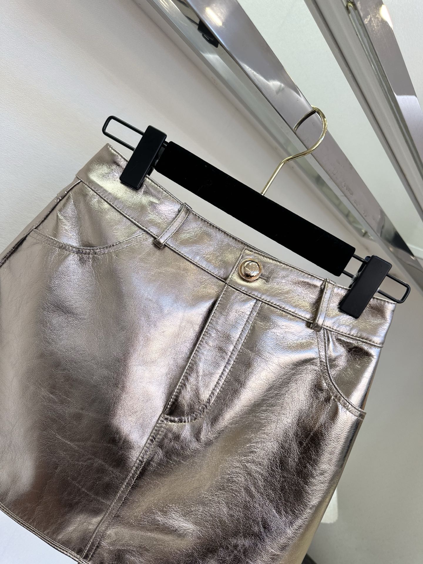 26SS炸街极品！让人尖叫的一款皮半裙 金属银直接未来感拉满 版型称得上超短裙里的佼佼者 腿长两米不是梦