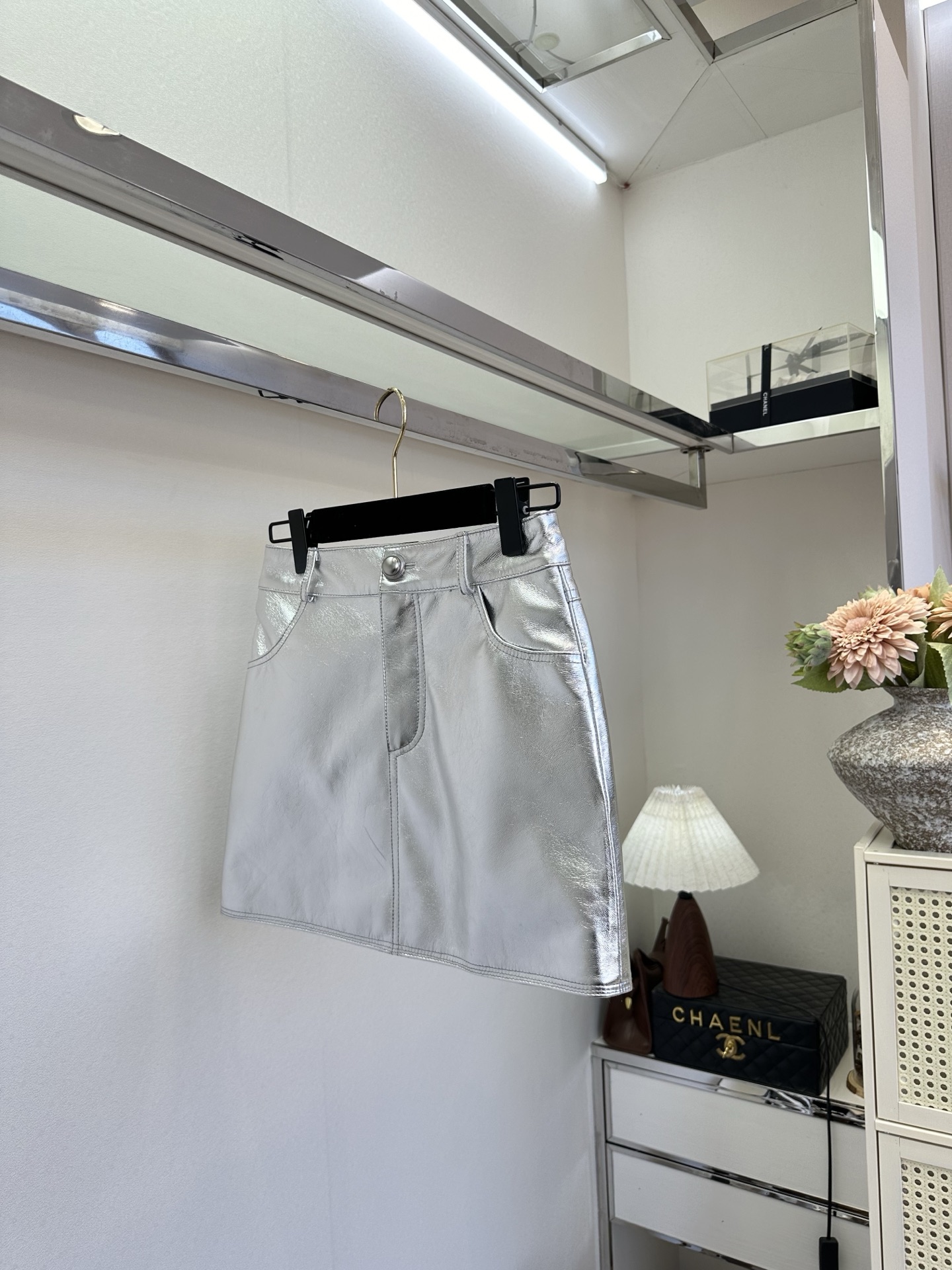 26SS炸街极品！让人尖叫的一款皮半裙 金属银直接未来感拉满 版型称得上超短裙里的佼佼者 腿长两米不是梦