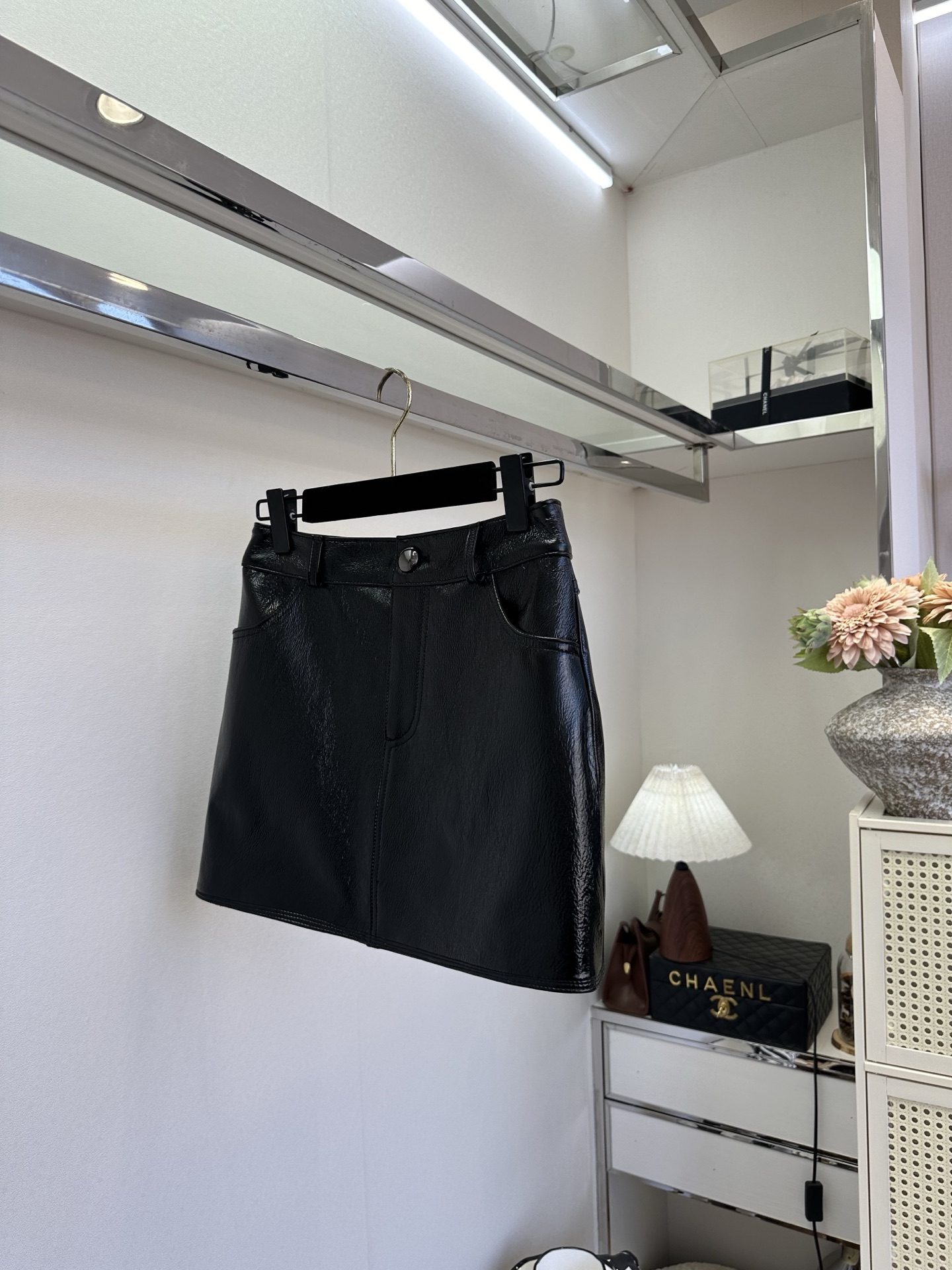 26SS炸街极品！让人尖叫的一款皮半裙 金属银直接未来感拉满 版型称得上超短裙里的佼佼者 腿长两米不是梦