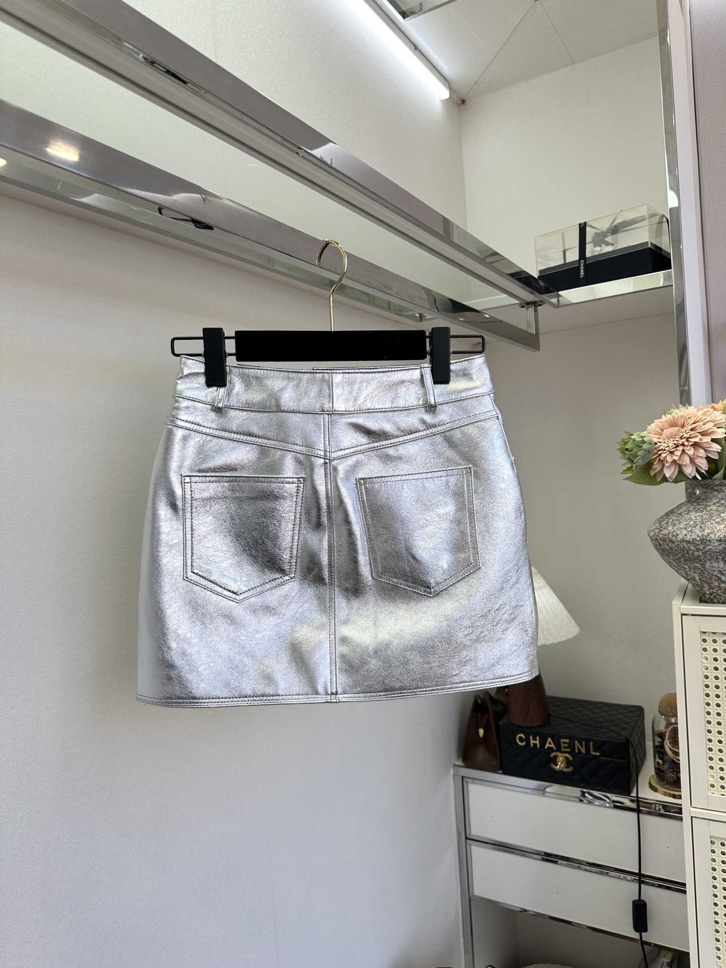 26SS炸街极品！让人尖叫的一款皮半裙 金属银直接未来感拉满 版型称得上超短裙里的佼佼者 腿长两米不是梦