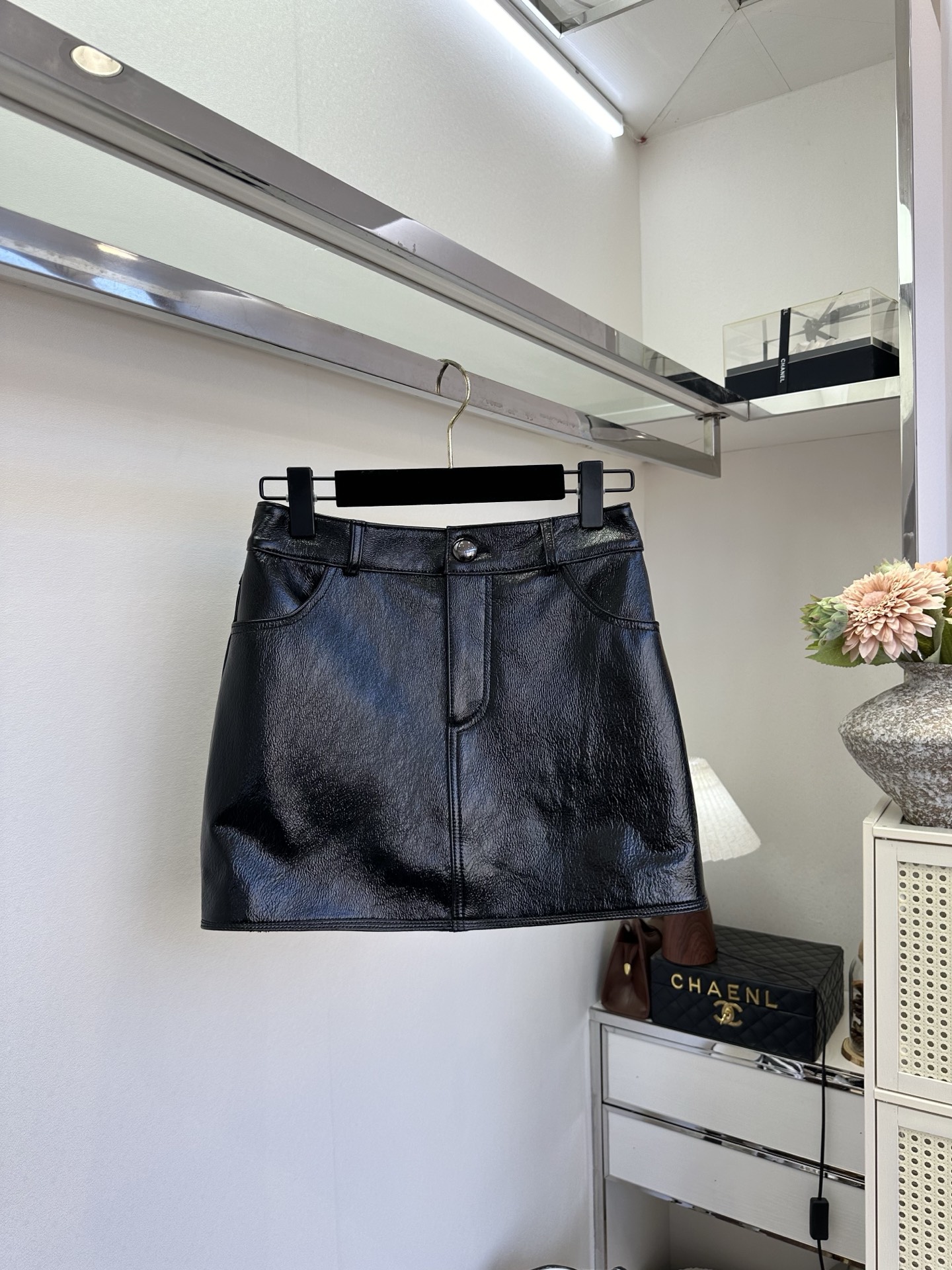 26SS炸街极品！让人尖叫的一款皮半裙 金属银直接未来感拉满 版型称得上超短裙里的佼佼者 腿长两米不是梦