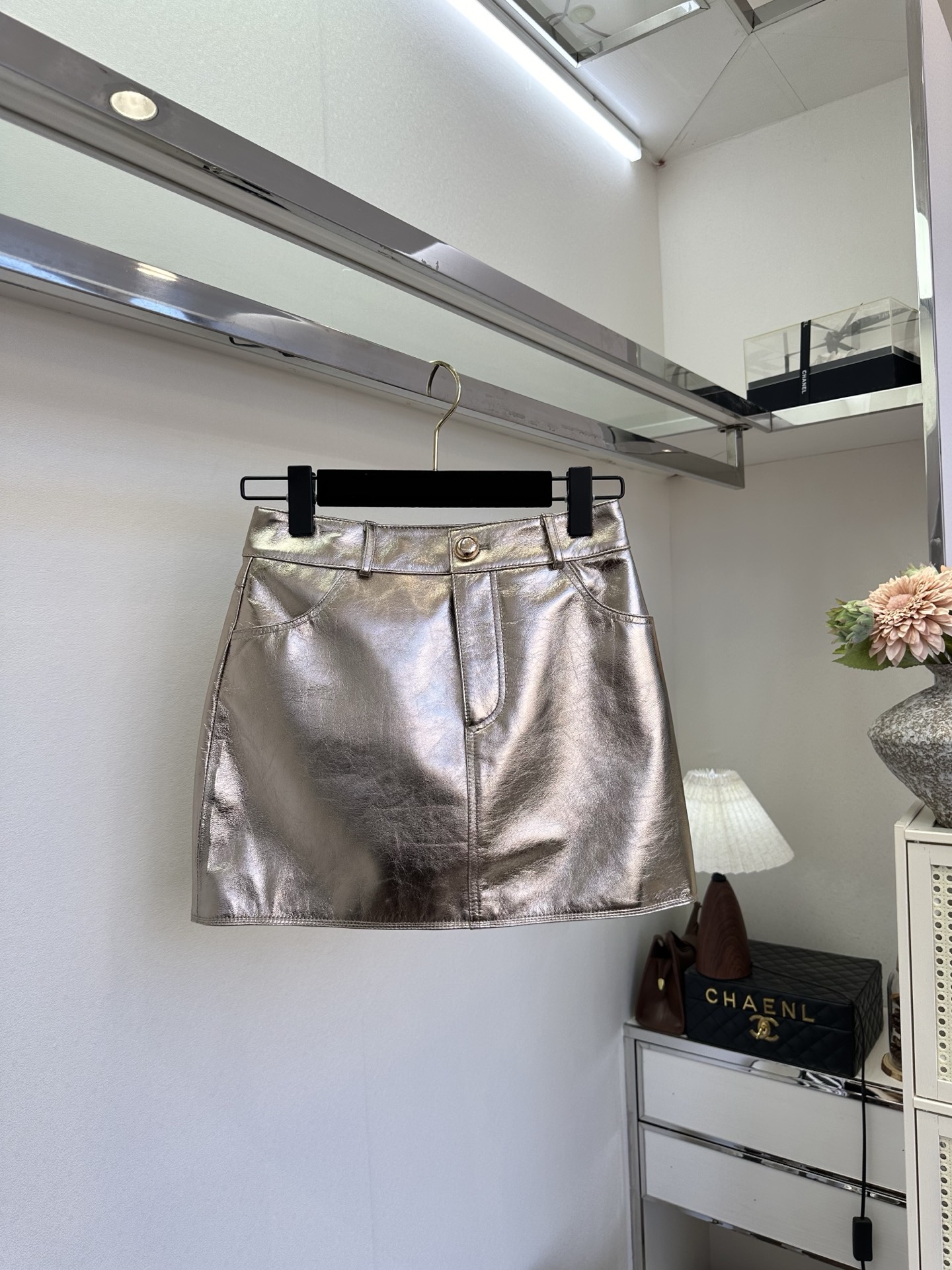 26SS炸街极品！让人尖叫的一款皮半裙 金属银直接未来感拉满 版型称得上超短裙里的佼佼者 腿长两米不是梦