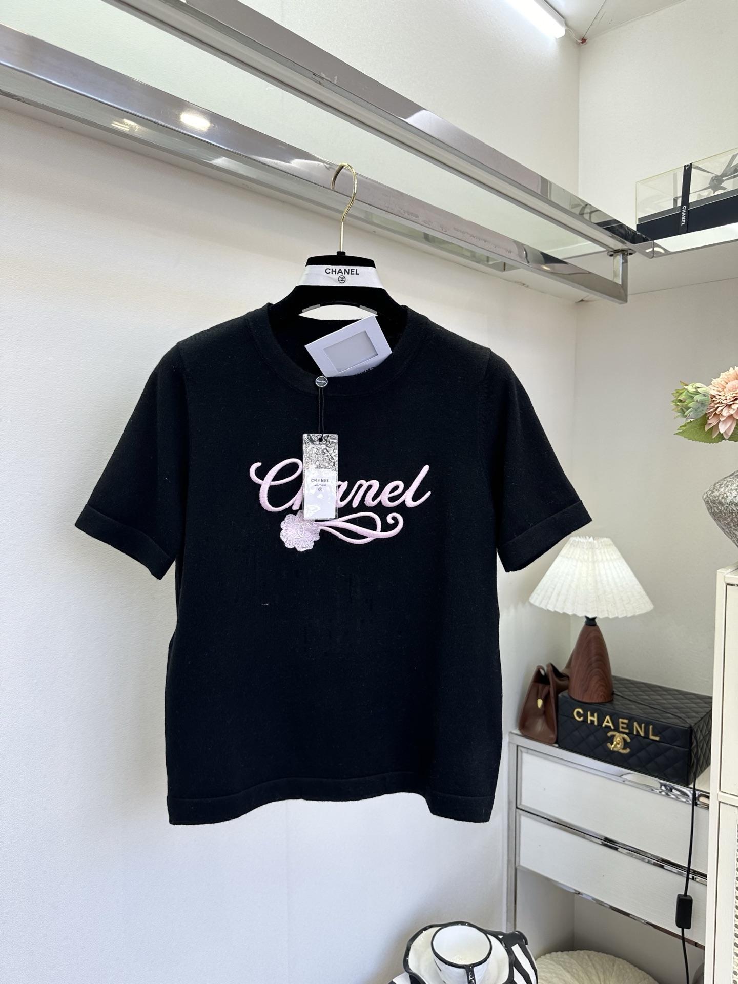 26SS 温柔的粉绣在干净的白上，是香风里藏不住的精致与松弛。简约圆领勾勒利落线条，细腻针织包裹春日暖意