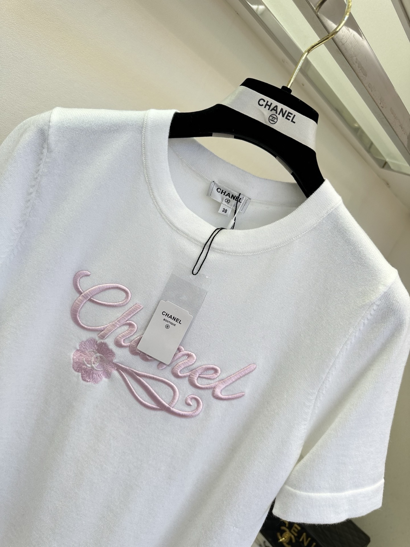 26SS 温柔的粉绣在干净的白上，是香风里藏不住的精致与松弛。简约圆领勾勒利落线条，细腻针织包裹春日暖意