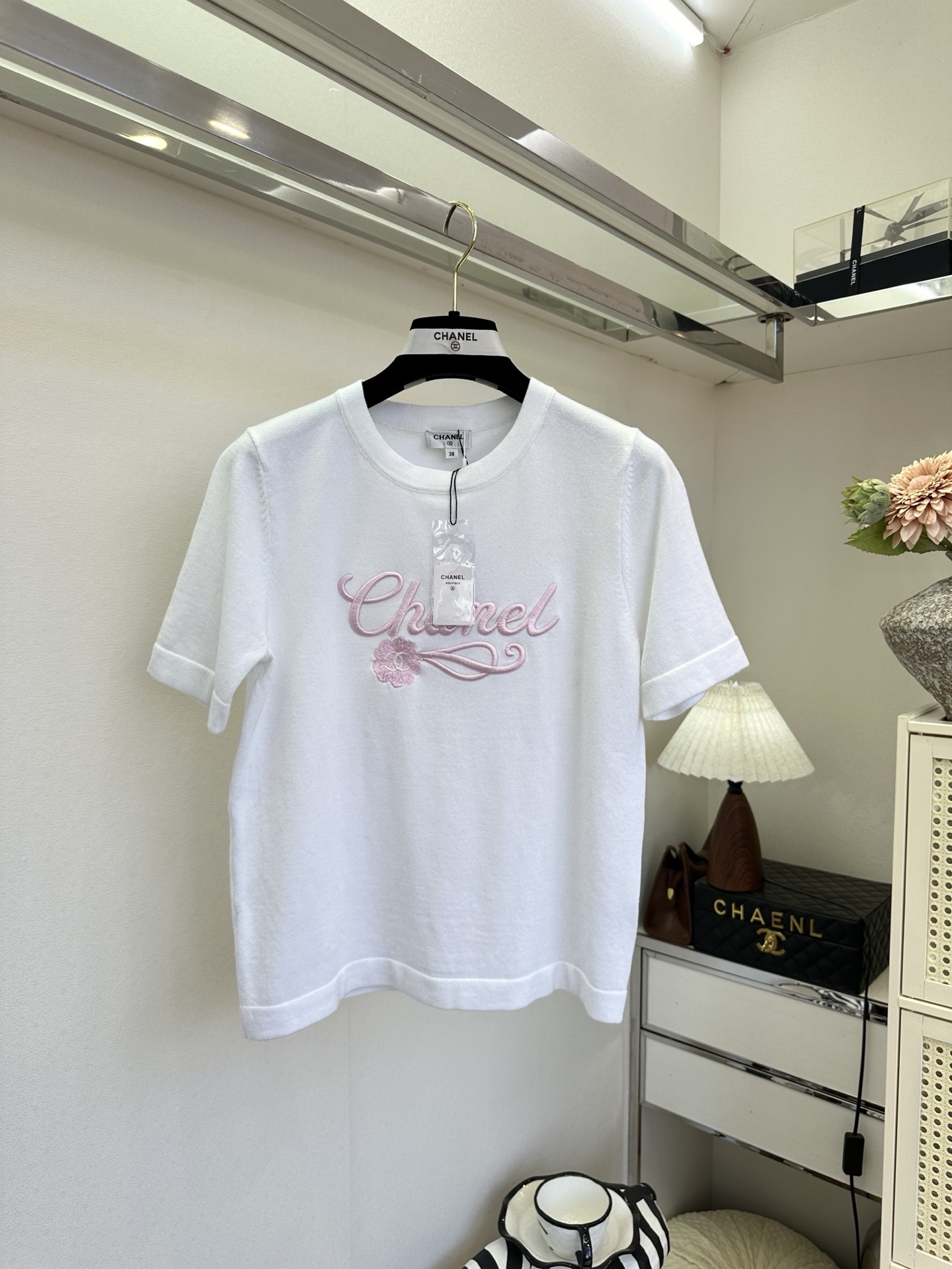 26SS 温柔的粉绣在干净的白上，是香风里藏不住的精致与松弛。简约圆领勾勒利落线条，细腻针织包裹春日暖意