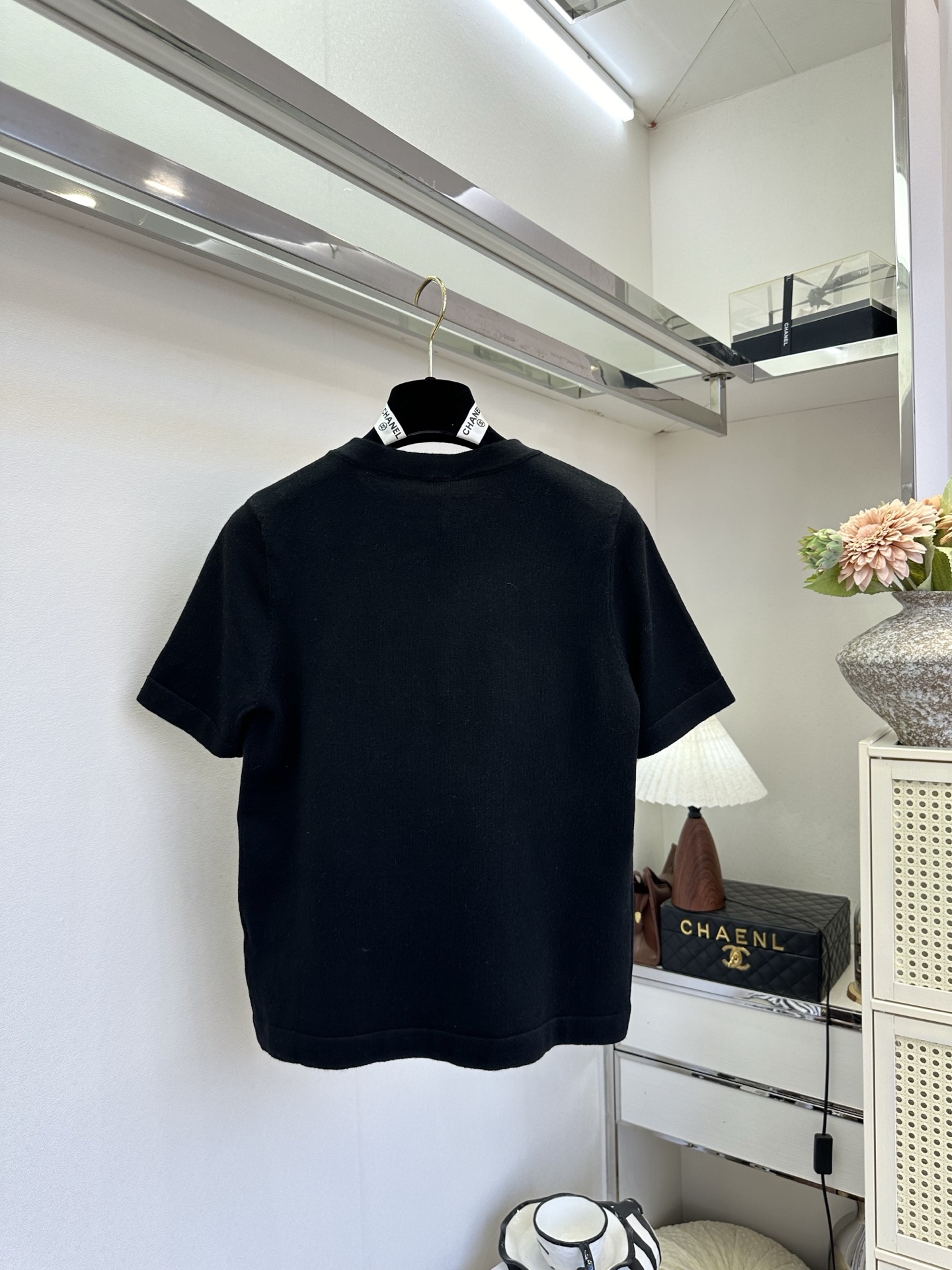 26SS 温柔的粉绣在干净的白上，是香风里藏不住的精致与松弛。简约圆领勾勒利落线条，细腻针织包裹春日暖意