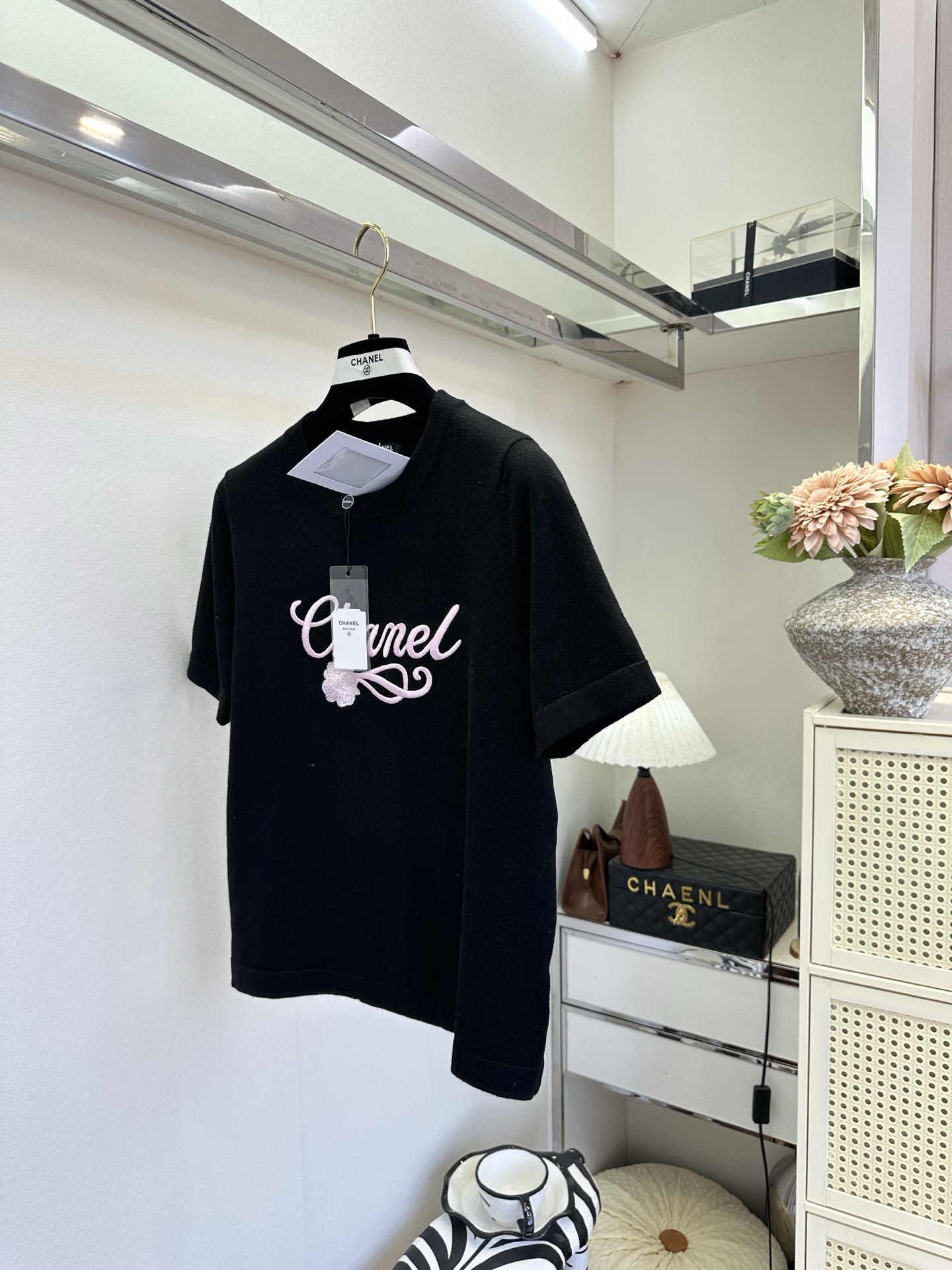 26SS 温柔的粉绣在干净的白上，是香风里藏不住的精致与松弛。简约圆领勾勒利落线条，细腻针织包裹春日暖意