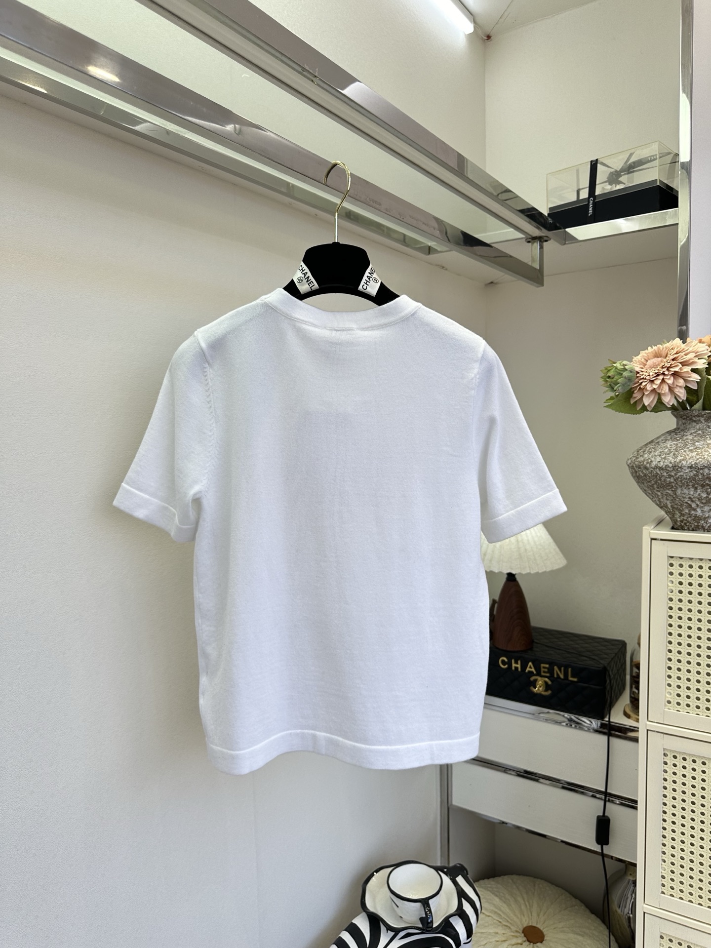 26SS 温柔的粉绣在干净的白上，是香风里藏不住的精致与松弛。简约圆领勾勒利落线条，细腻针织包裹春日暖意