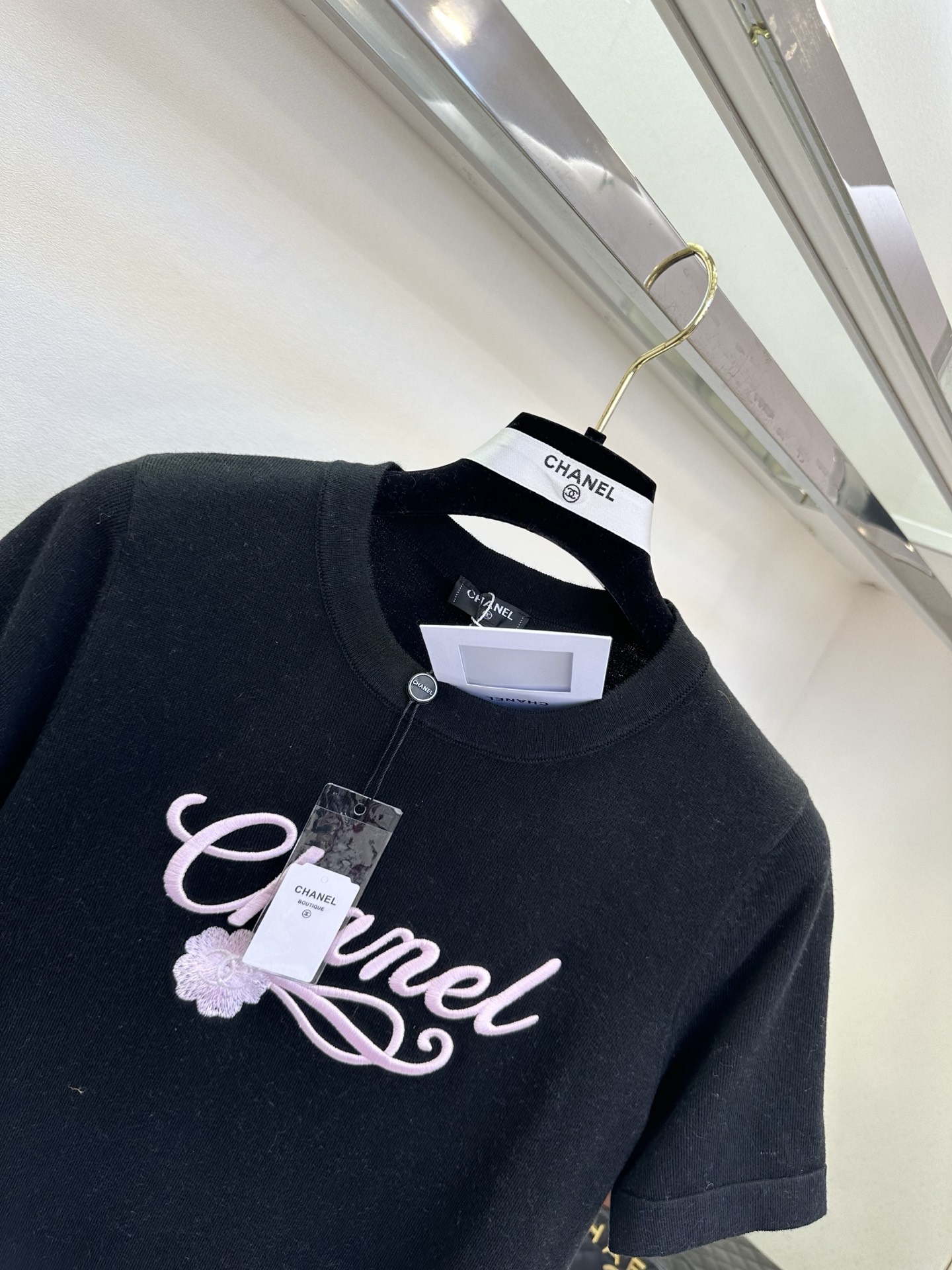 26SS 温柔的粉绣在干净的白上，是香风里藏不住的精致与松弛。简约圆领勾勒利落线条，细腻针织包裹春日暖意