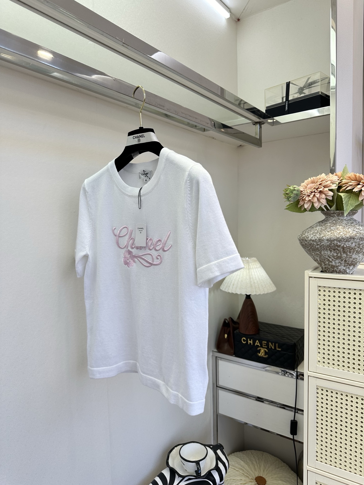 26SS 温柔的粉绣在干净的白上，是香风里藏不住的精致与松弛。简约圆领勾勒利落线条，细腻针织包裹春日暖意