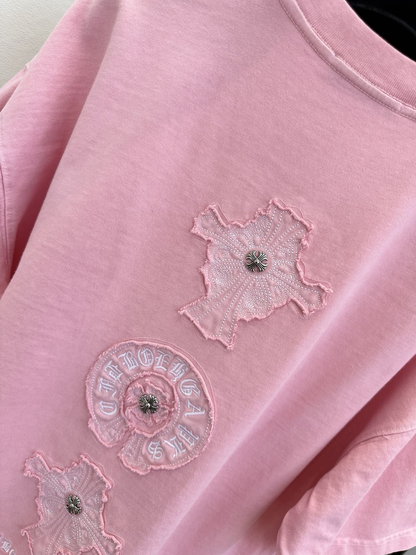 26S 克罗星潮人首选T胸前同色系刺绣徽章低调精致，背面重工十字贴布刺绣，复古做旧质感自带街头气场，ov