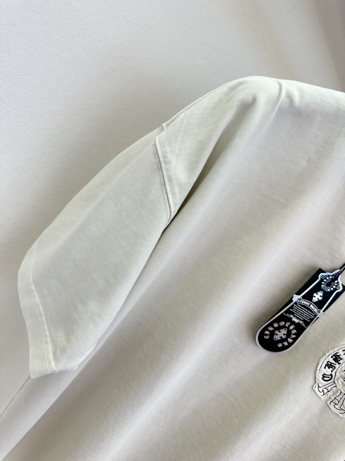 26S 克罗星潮人首选T胸前同色系刺绣徽章低调精致，背面重工十字贴布刺绣，复古做旧质感自带街头气场，ov