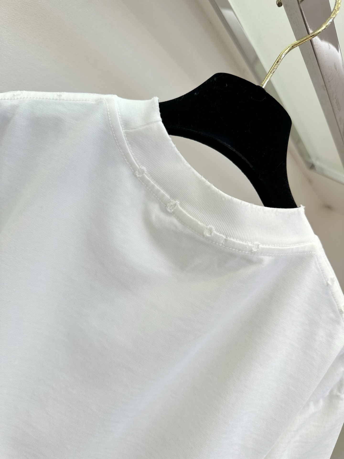 26S B家最新款 简约白T撞上暗黑风泼墨字母，随性又带着点酷感张力。毛边袖口弱化了规整感，松弛感拉满，