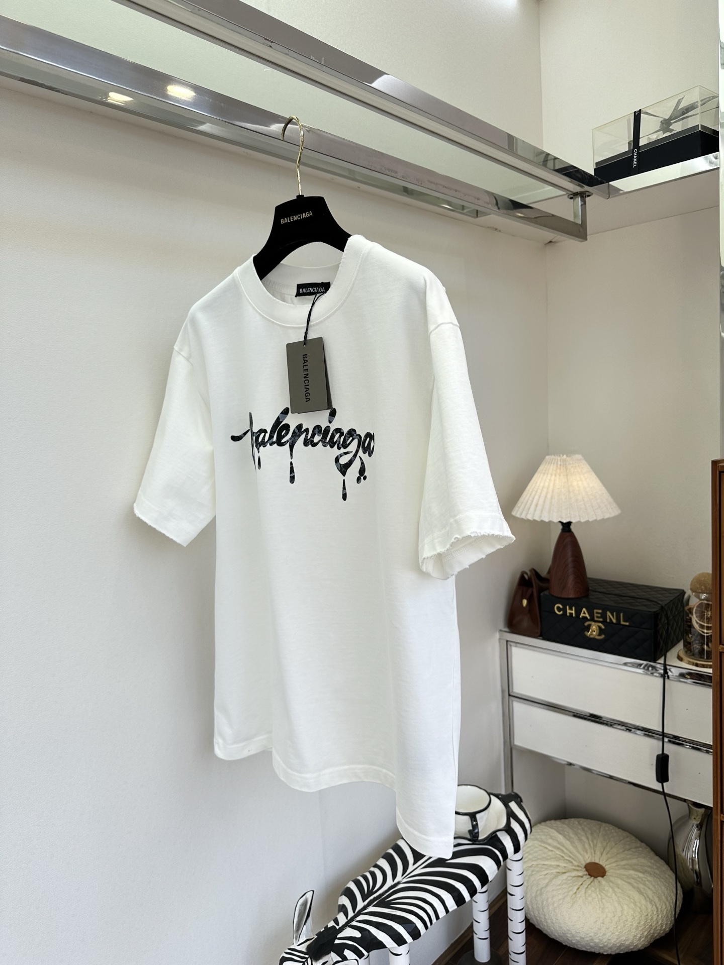 26S B家最新款 简约白T撞上暗黑风泼墨字母，随性又带着点酷感张力。毛边袖口弱化了规整感，松弛感拉满，