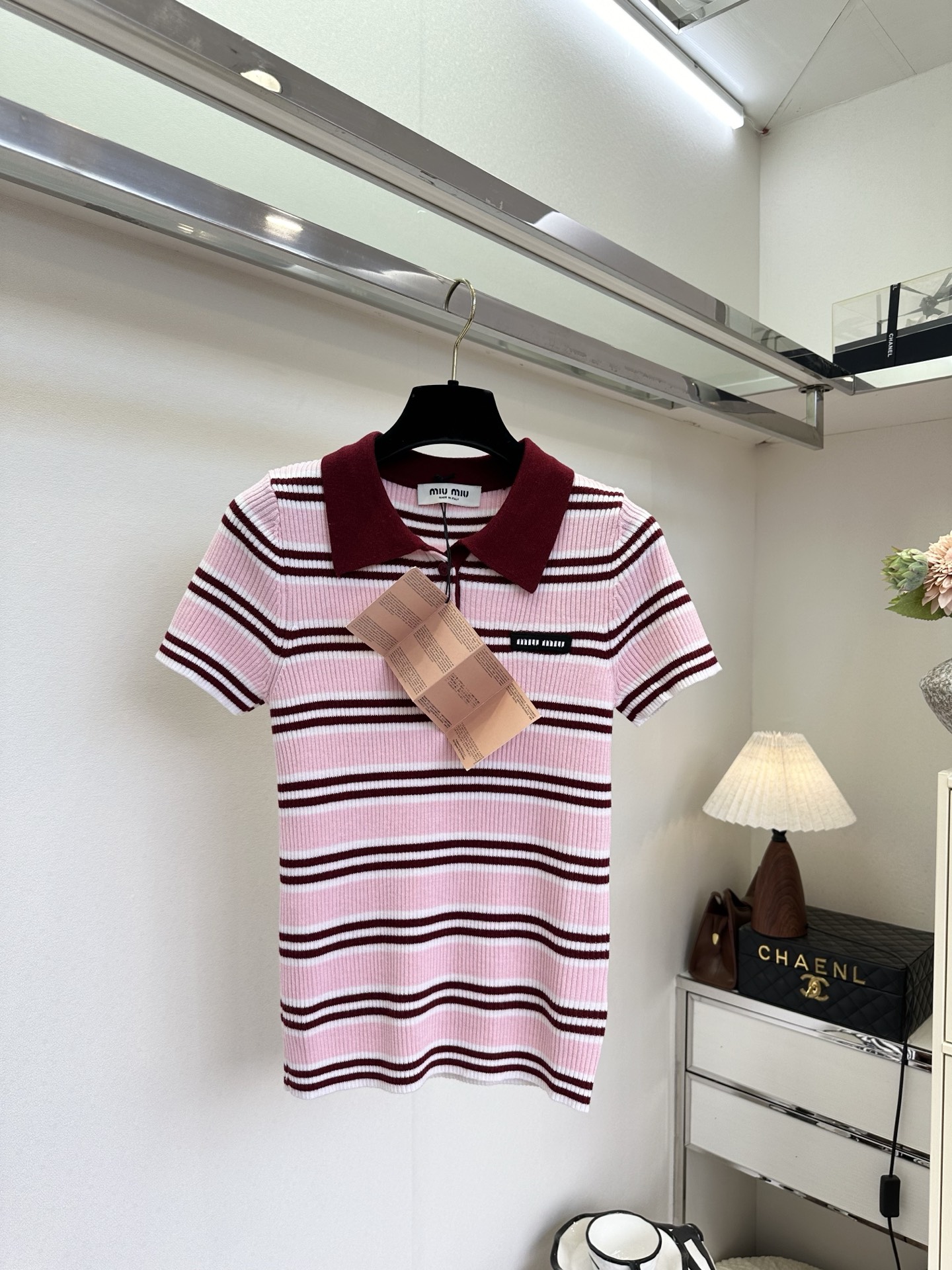 26S 缪系女孩来啦 粉白撞酒红的条纹针织，复古polo领自带学院感，坑条肌理修身又藏肉，甜妹氛围感直接