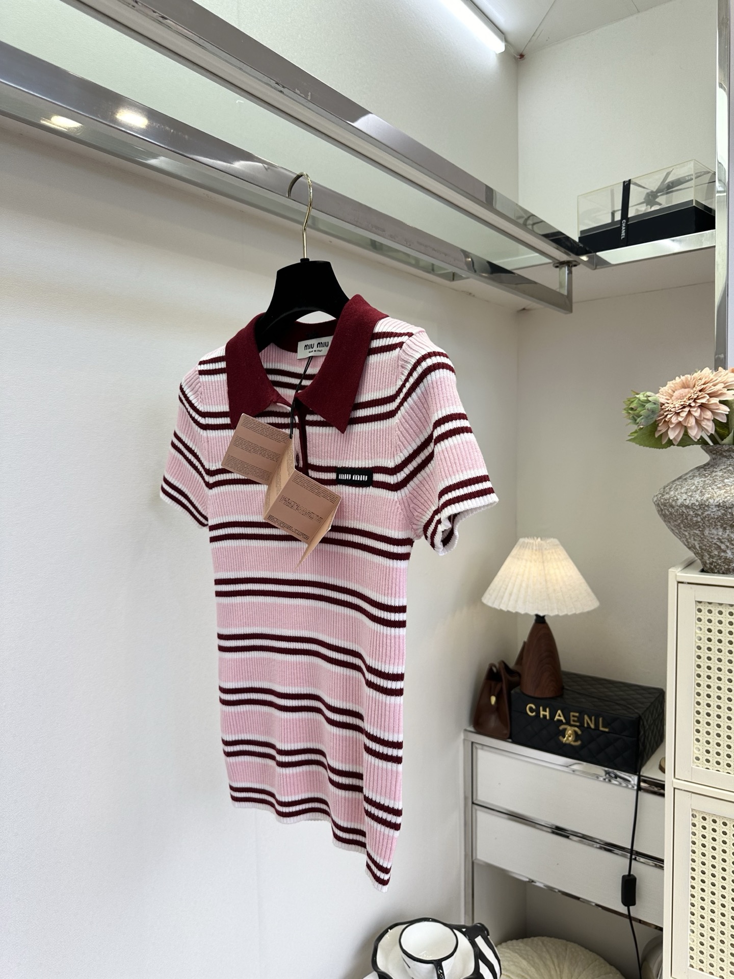 26S 缪系女孩来啦 粉白撞酒红的条纹针织，复古polo领自带学院感，坑条肌理修身又藏肉，甜妹氛围感直接
