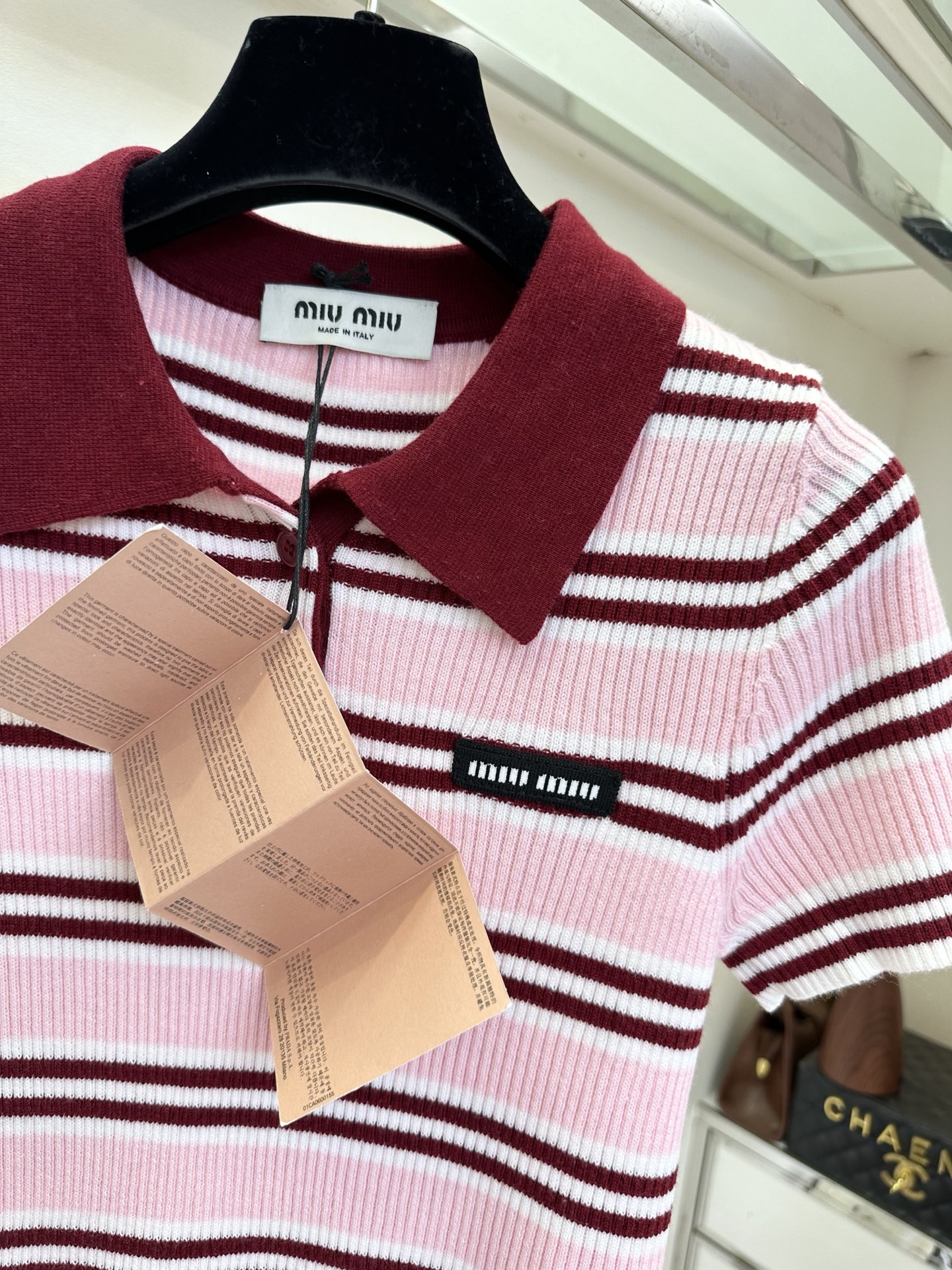 26S 缪系女孩来啦 粉白撞酒红的条纹针织，复古polo领自带学院感，坑条肌理修身又藏肉，甜妹氛围感直接