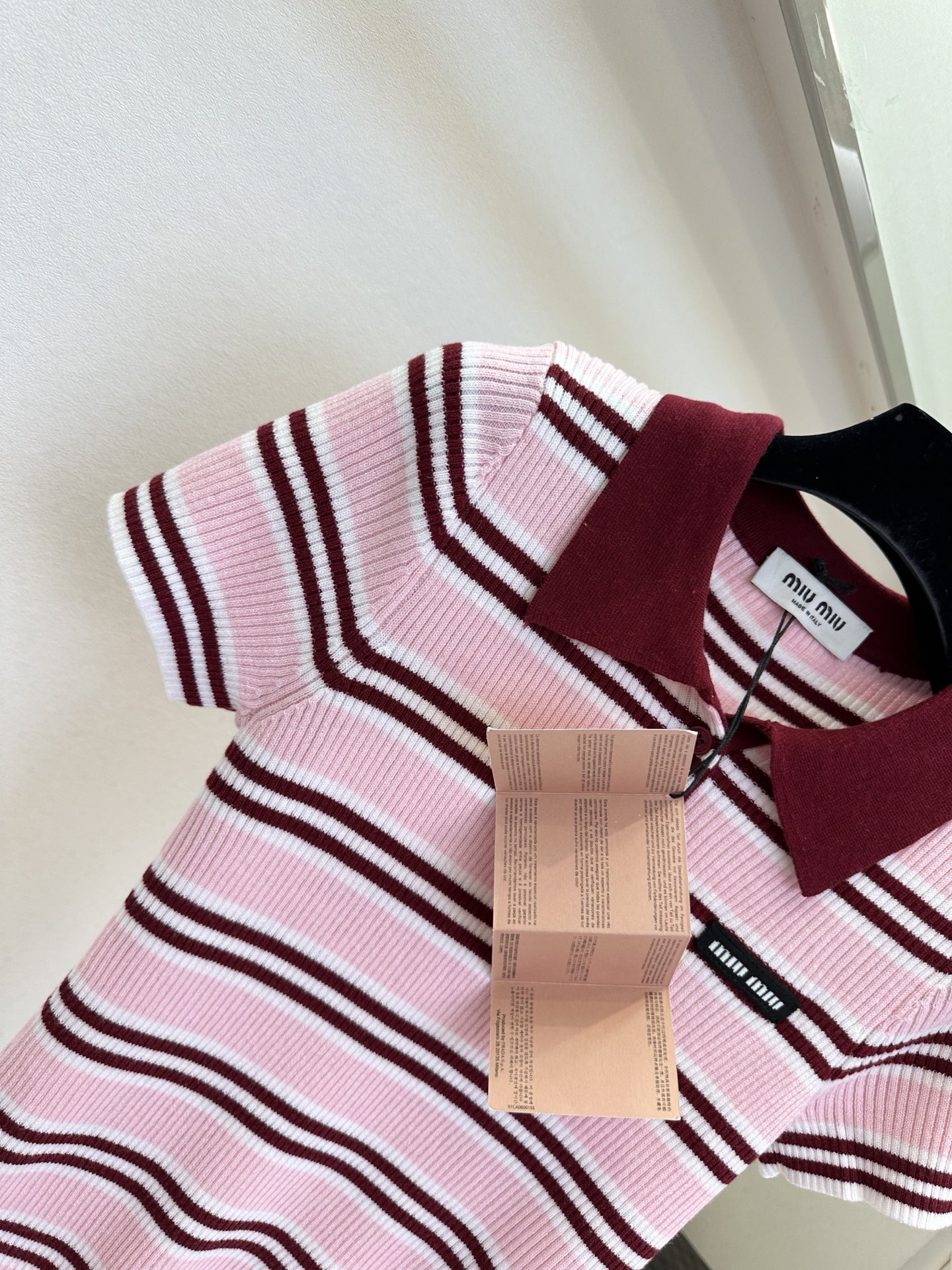 26S 缪系女孩来啦 粉白撞酒红的条纹针织，复古polo领自带学院感，坑条肌理修身又藏肉，甜妹氛围感直接