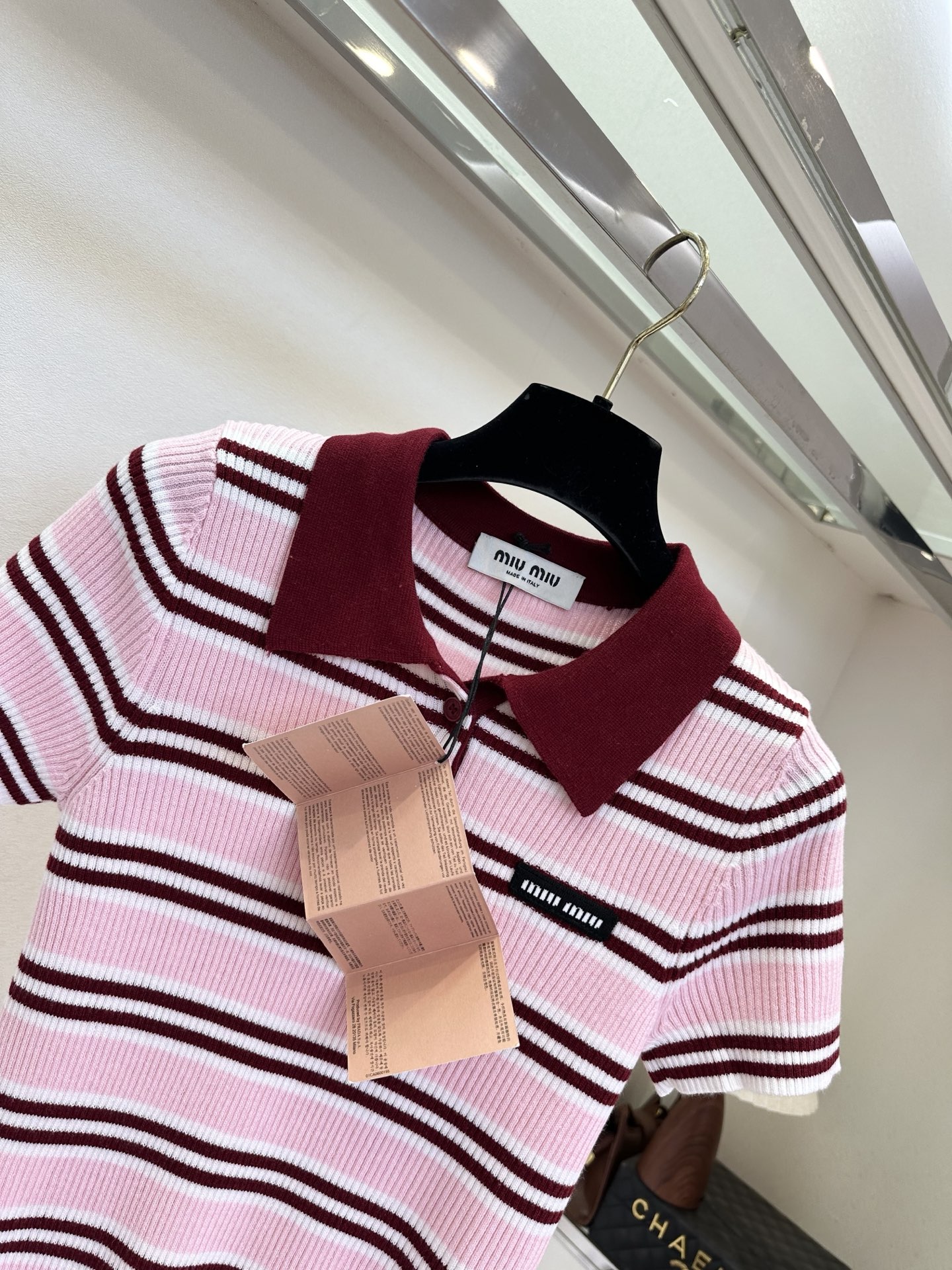 26S 缪系女孩来啦 粉白撞酒红的条纹针织，复古polo领自带学院感，坑条肌理修身又藏肉，甜妹氛围感直接