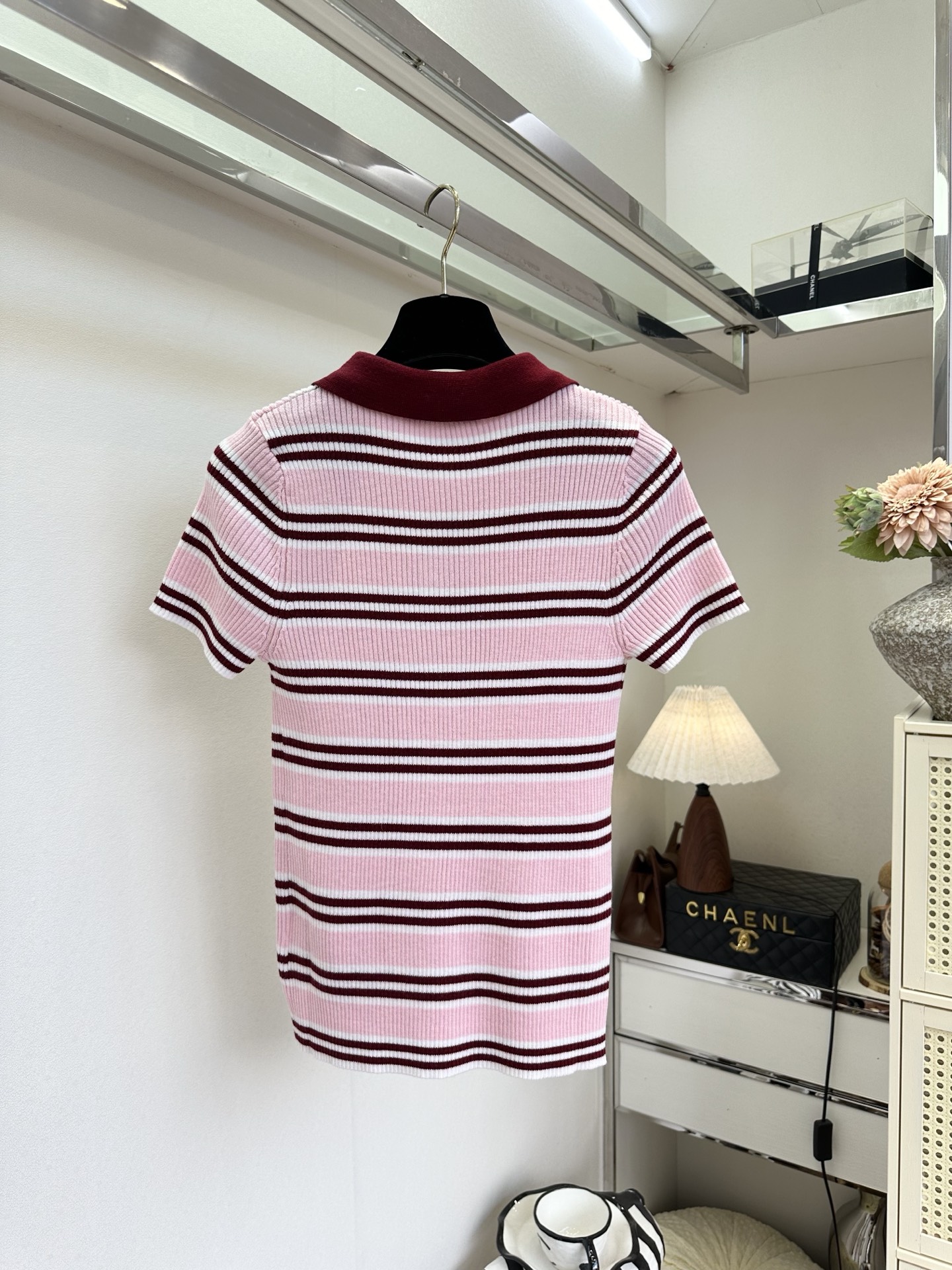26S 缪系女孩来啦 粉白撞酒红的条纹针织，复古polo领自带学院感，坑条肌理修身又藏肉，甜妹氛围感直接