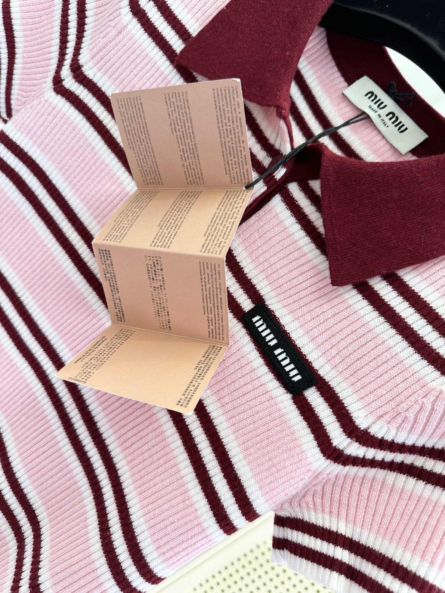 26S 缪系女孩来啦 粉白撞酒红的条纹针织，复古polo领自带学院感，坑条肌理修身又藏肉，甜妹氛围感直接