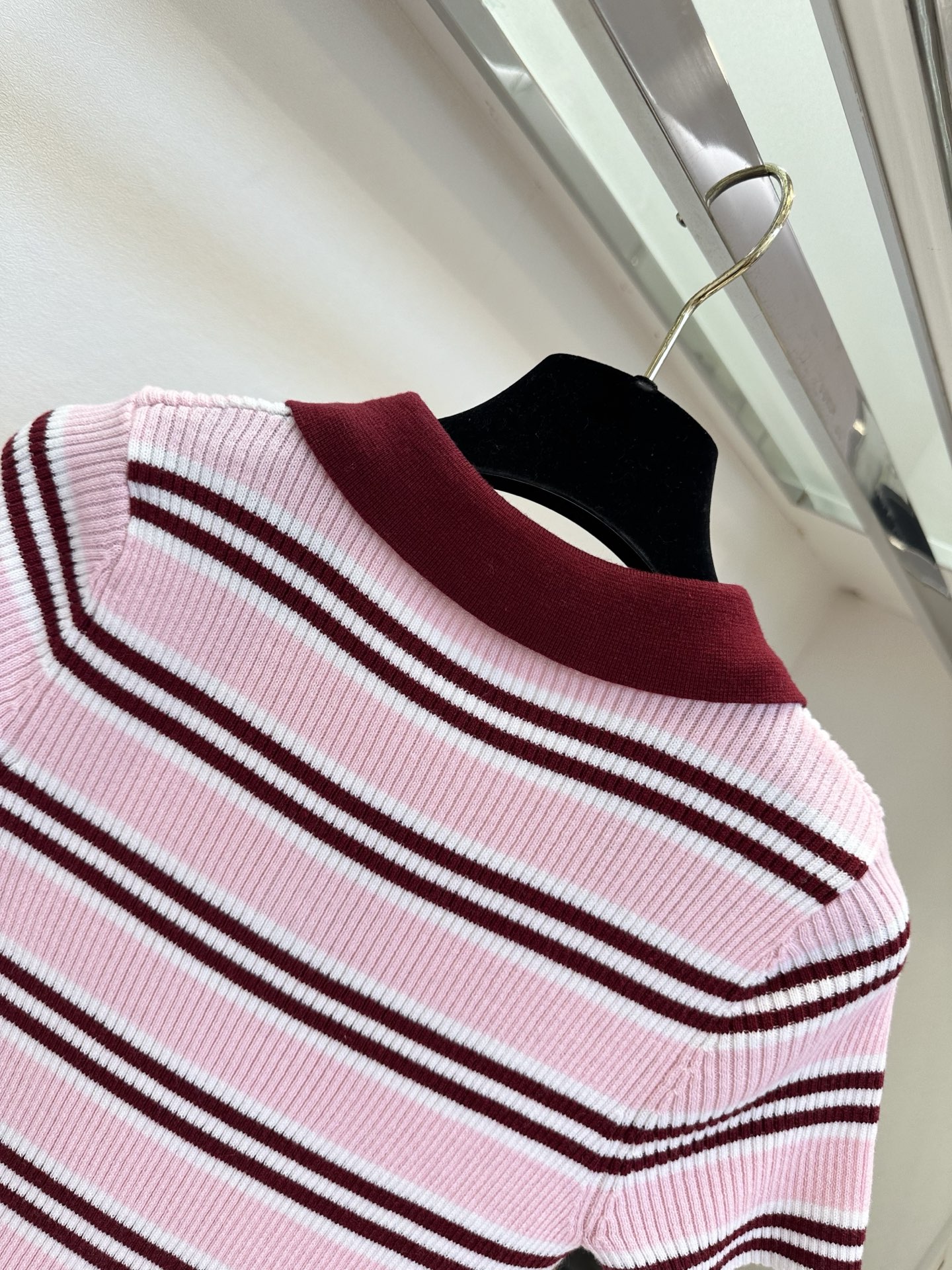 26S 缪系女孩来啦 粉白撞酒红的条纹针织，复古polo领自带学院感，坑条肌理修身又藏肉，甜妹氛围感直接