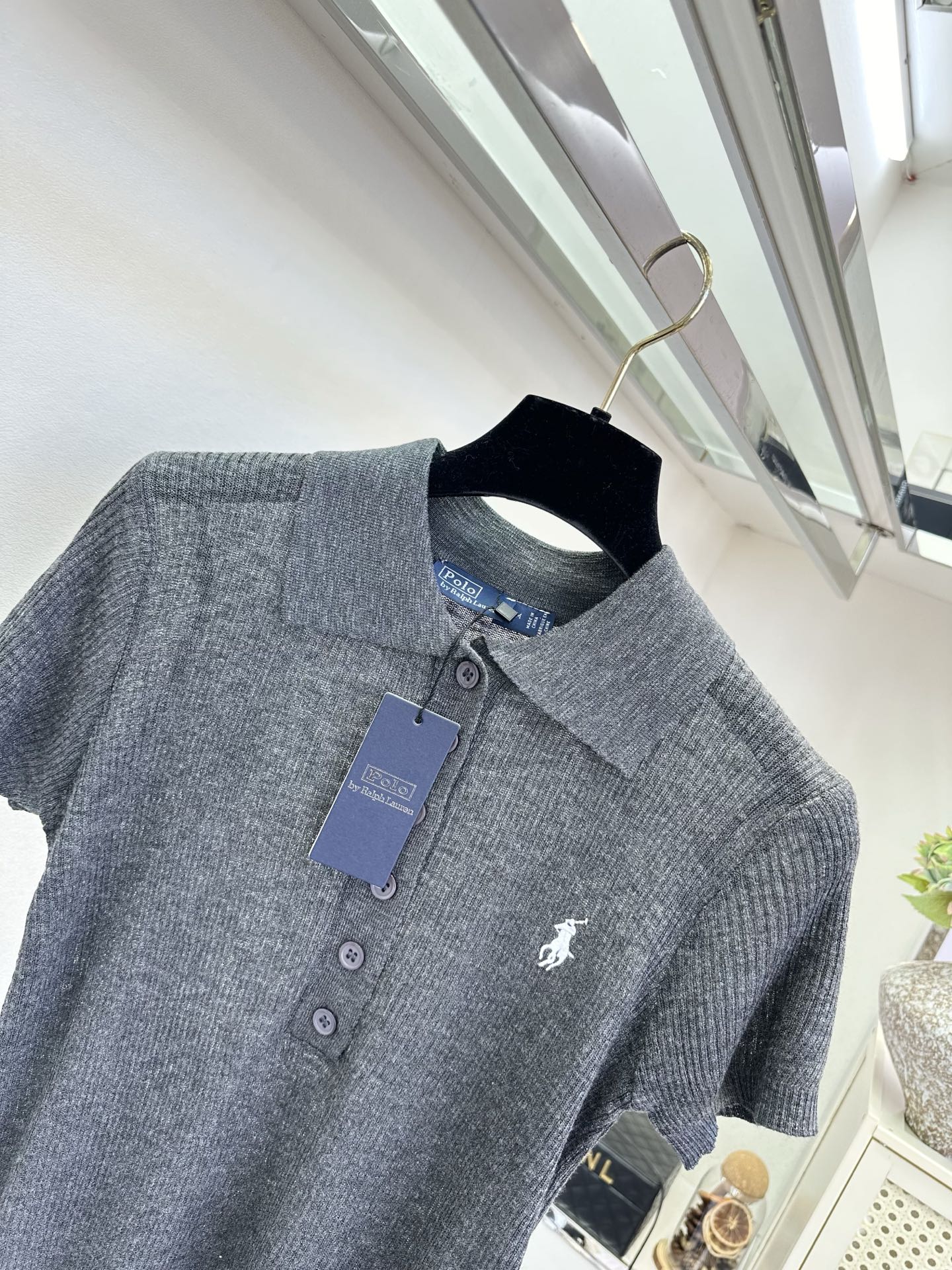 26S 经典Polo领撞上细腻坑条针织，把美式复古感拉满✨半开襟纽扣设计+小马标点缀，干净白清爽减龄，深