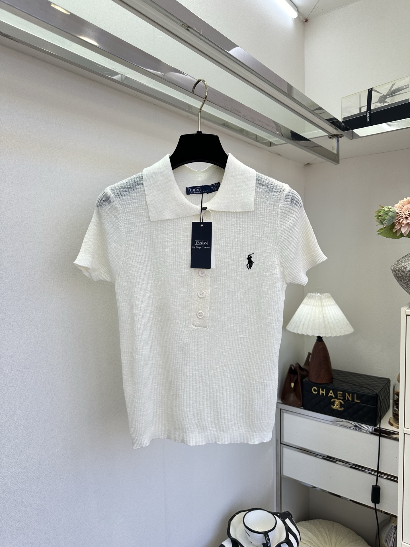 26S 经典Polo领撞上细腻坑条针织，把美式复古感拉满✨半开襟纽扣设计+小马标点缀，干净白清爽减龄，深