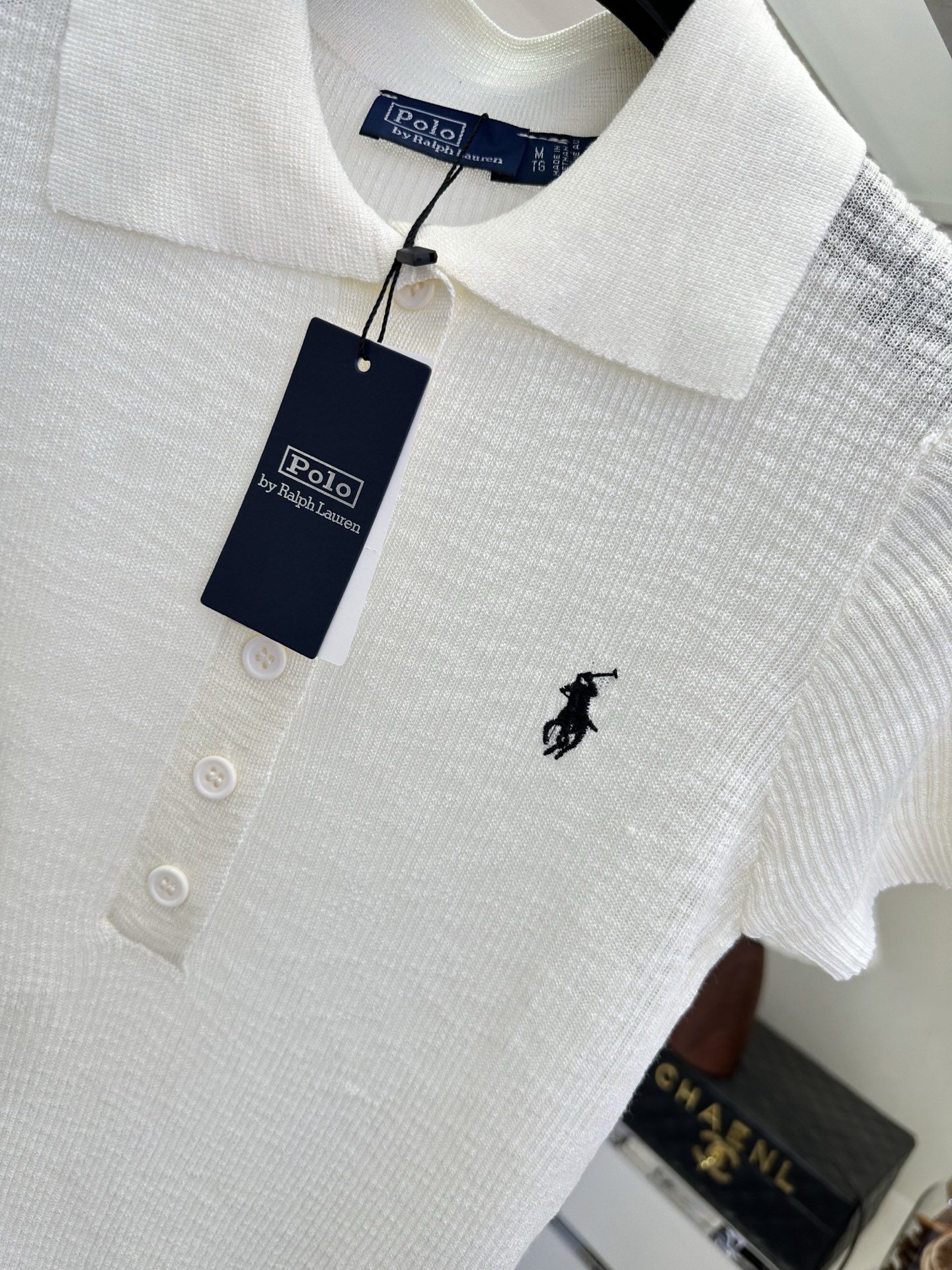 26S 经典Polo领撞上细腻坑条针织，把美式复古感拉满✨半开襟纽扣设计+小马标点缀，干净白清爽减龄，深