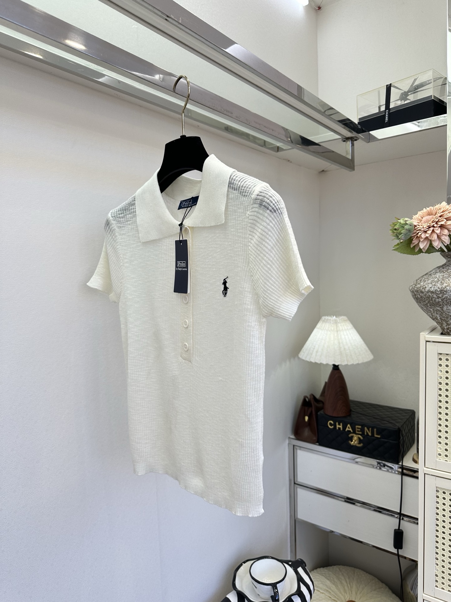 26S 经典Polo领撞上细腻坑条针织，把美式复古感拉满✨半开襟纽扣设计+小马标点缀，干净白清爽减龄，深