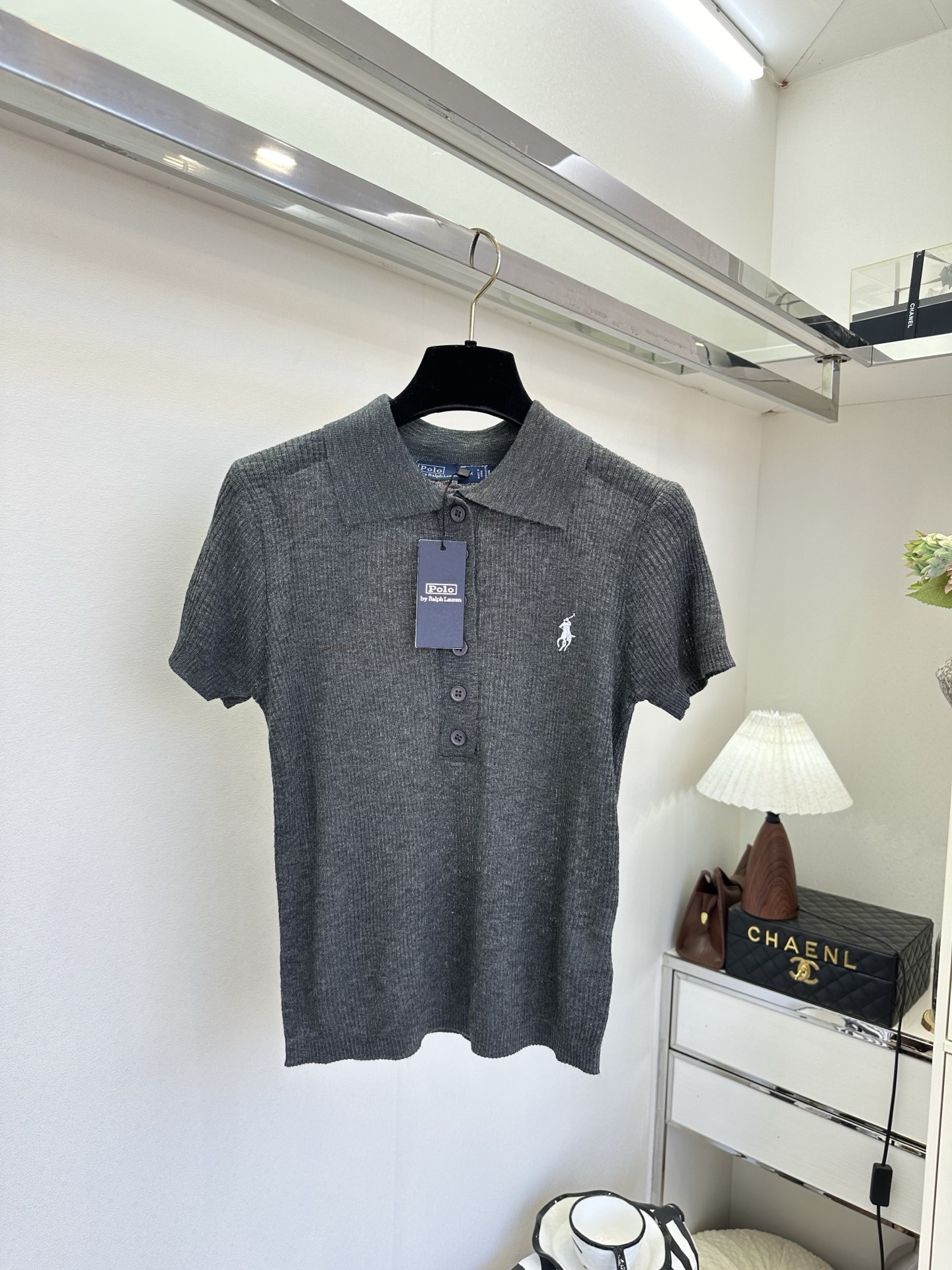 26S 经典Polo领撞上细腻坑条针织，把美式复古感拉满✨半开襟纽扣设计+小马标点缀，干净白清爽减龄，深