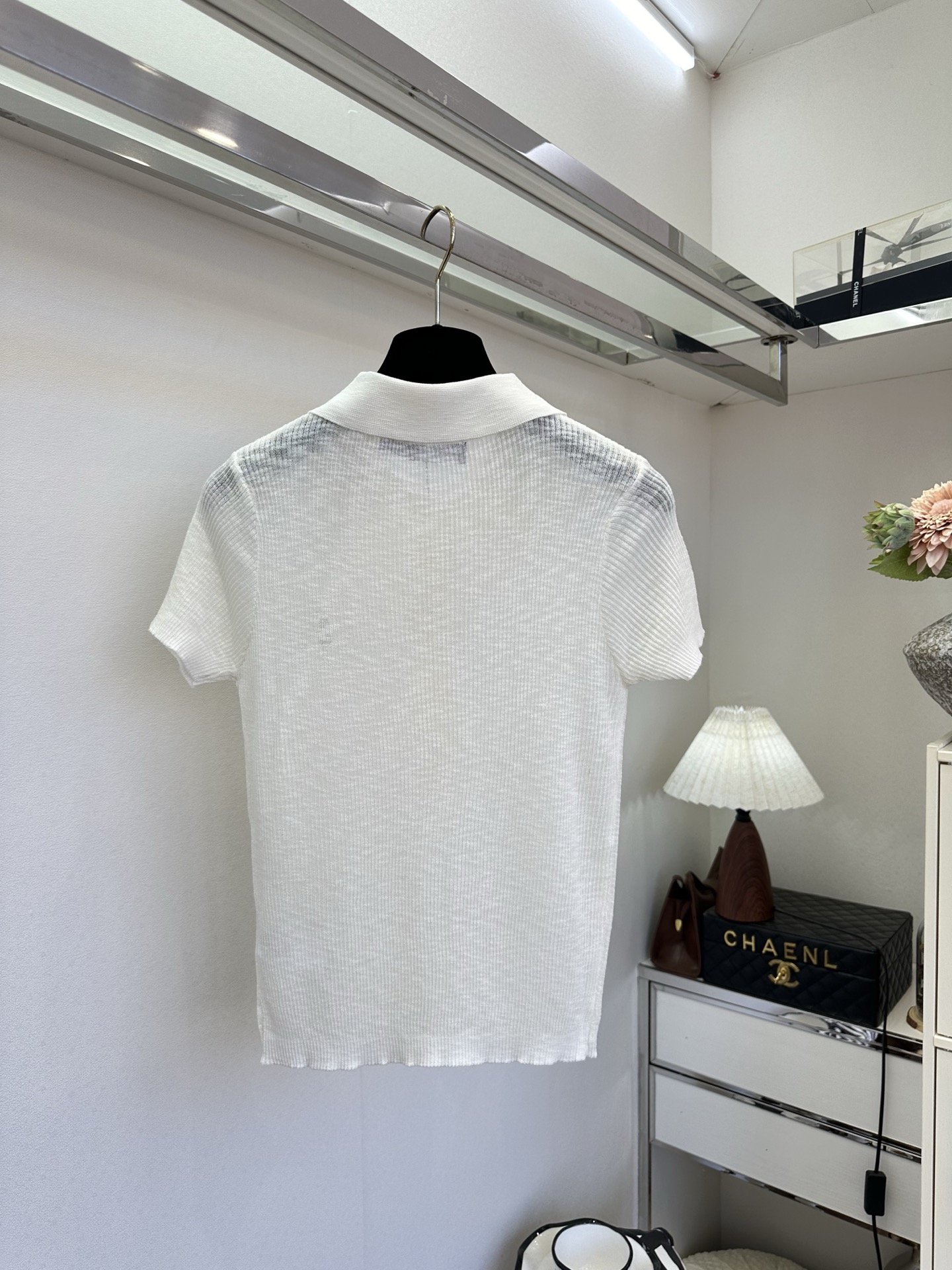 26S 经典Polo领撞上细腻坑条针织，把美式复古感拉满✨半开襟纽扣设计+小马标点缀，干净白清爽减龄，深