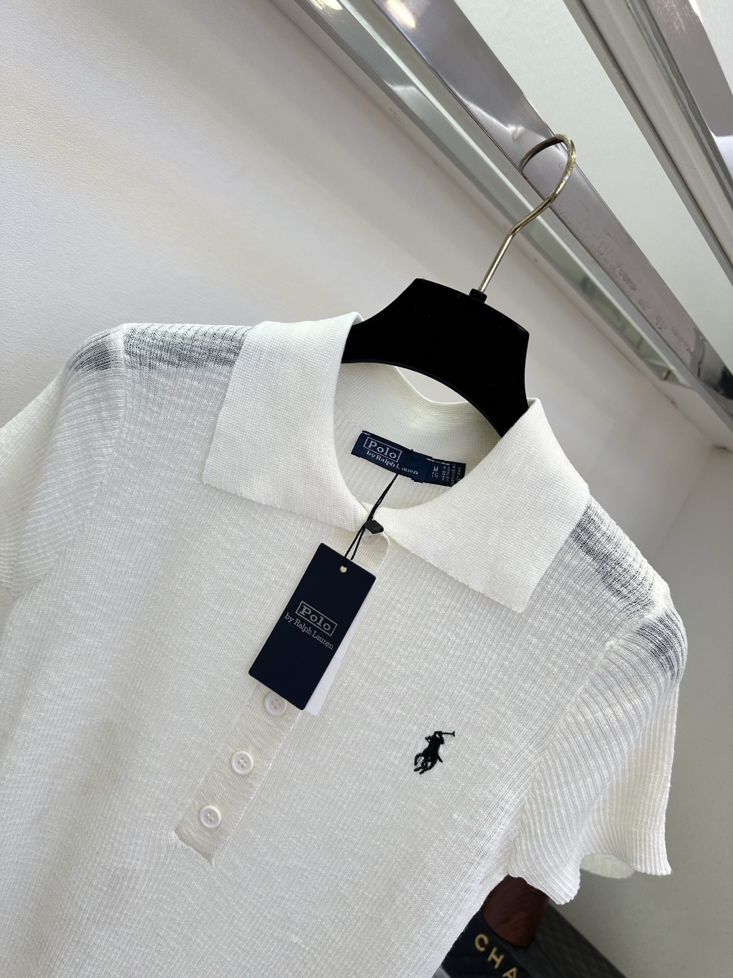 26S 经典Polo领撞上细腻坑条针织，把美式复古感拉满✨半开襟纽扣设计+小马标点缀，干净白清爽减龄，深