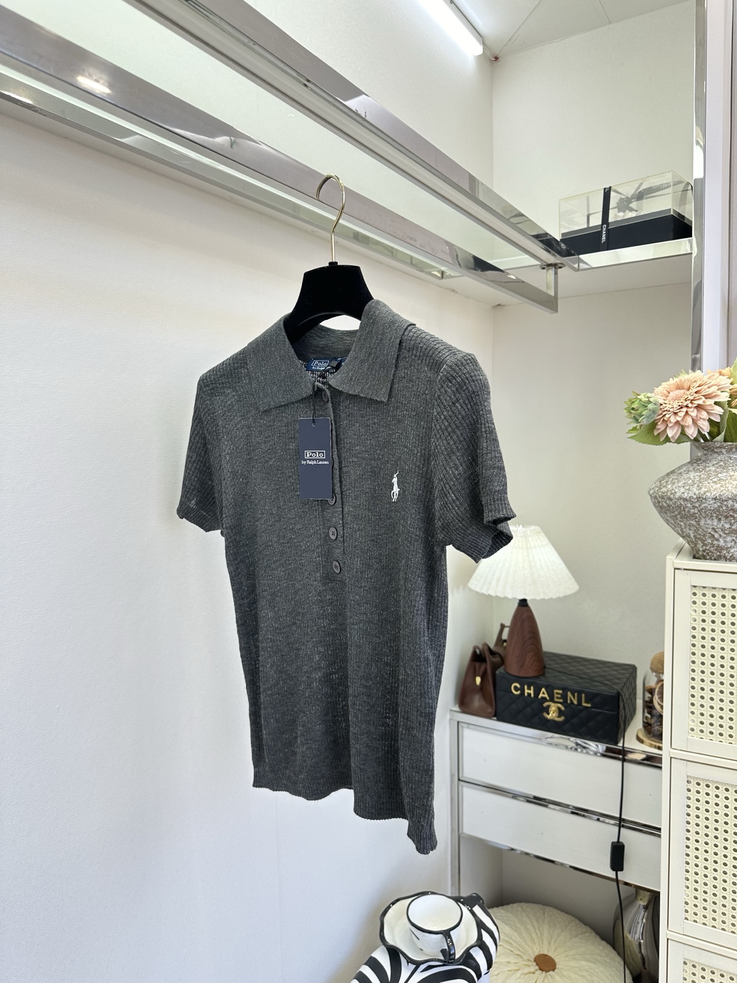 26S 经典Polo领撞上细腻坑条针织，把美式复古感拉满✨半开襟纽扣设计+小马标点缀，干净白清爽减龄，深