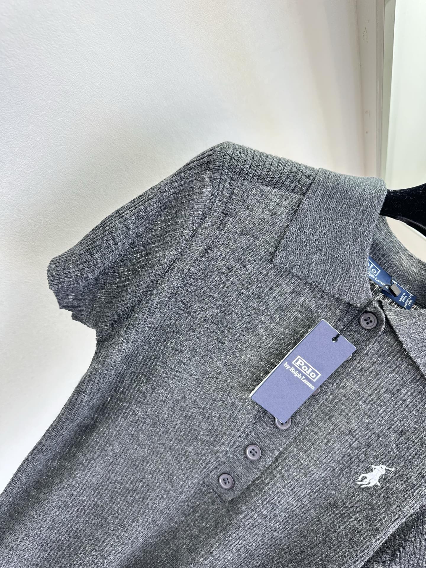 26S 经典Polo领撞上细腻坑条针织，把美式复古感拉满✨半开襟纽扣设计+小马标点缀，干净白清爽减龄，深