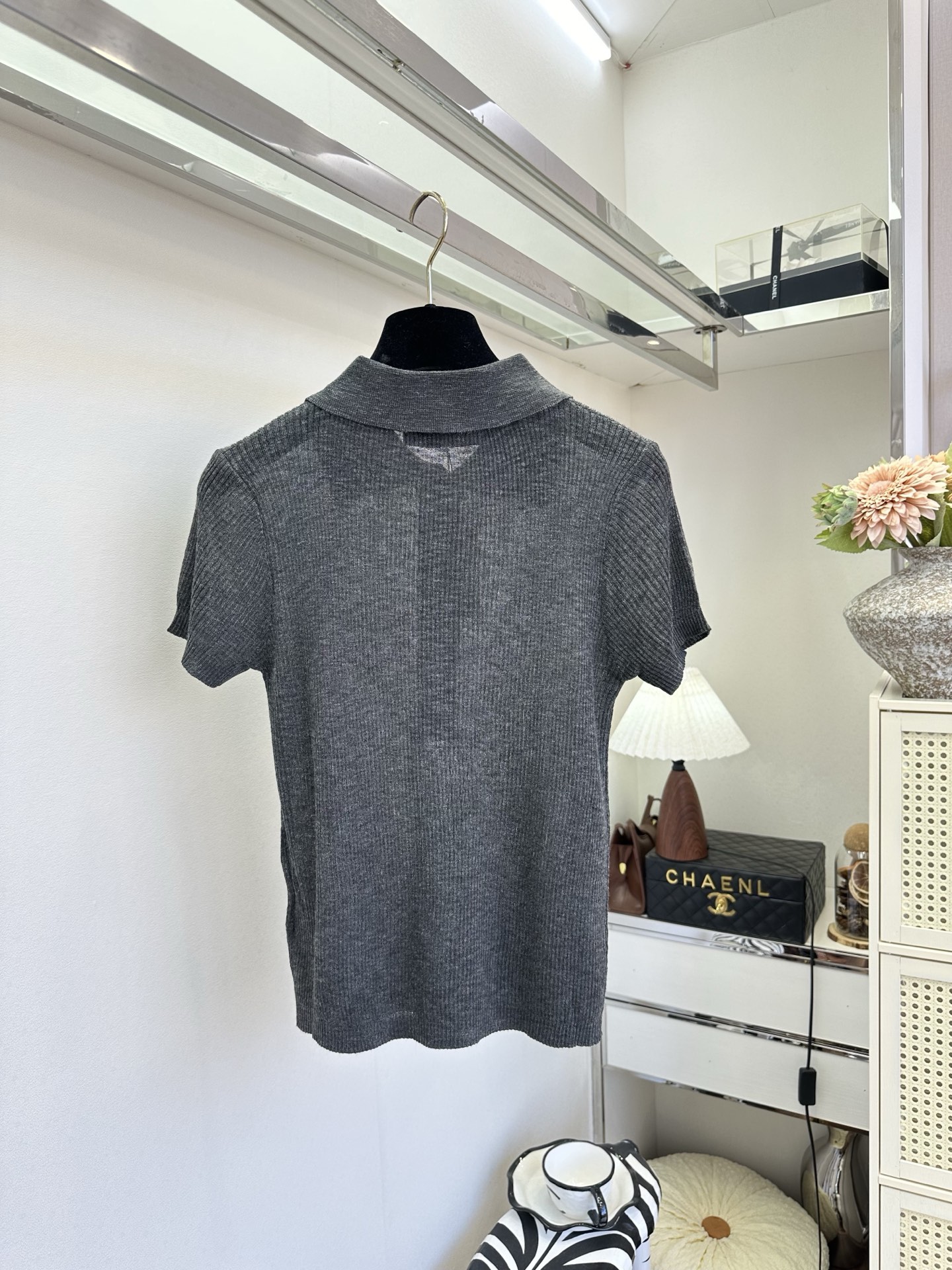 26S 经典Polo领撞上细腻坑条针织，把美式复古感拉满✨半开襟纽扣设计+小马标点缀，干净白清爽减龄，深