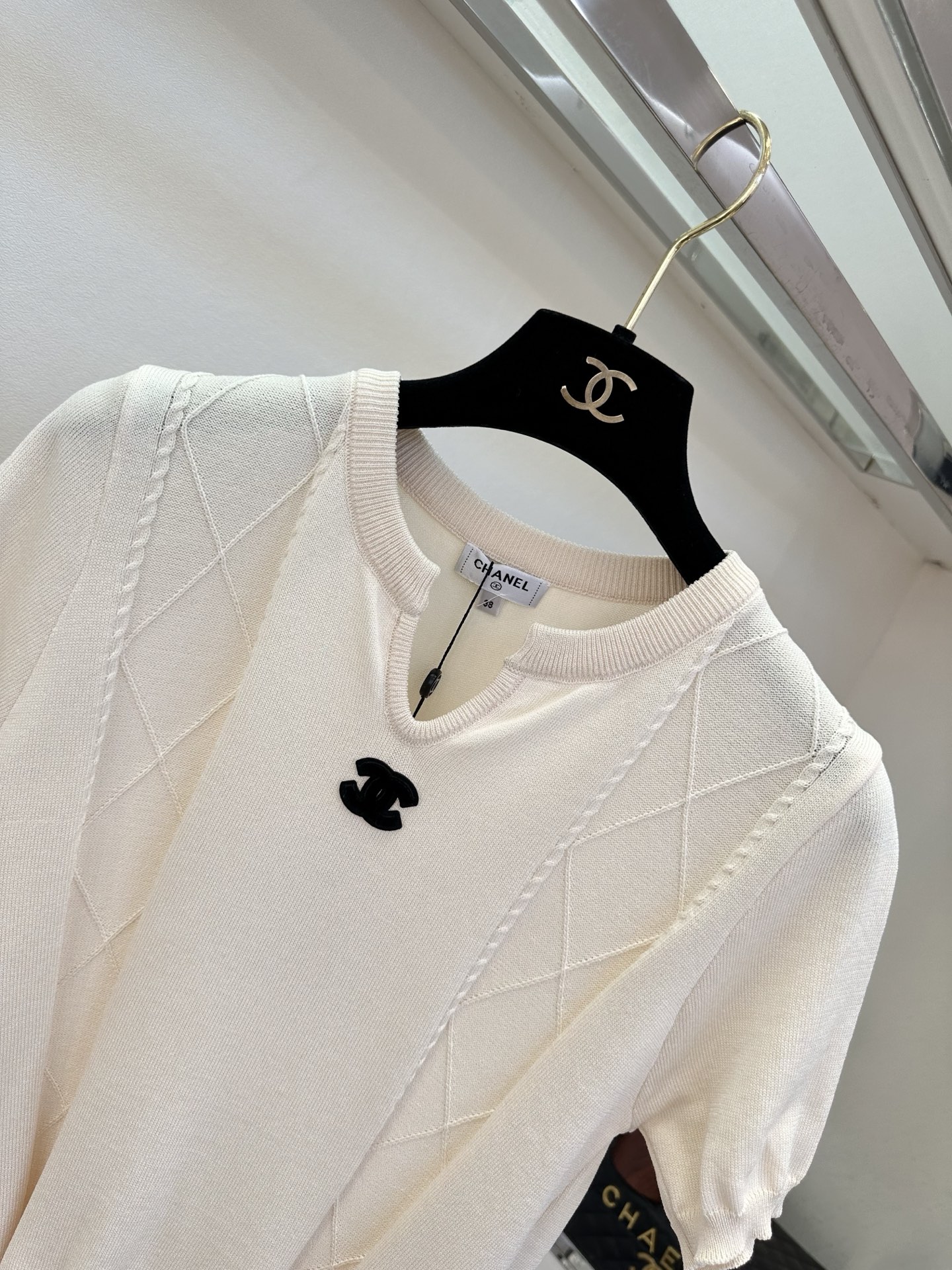 26S 自带柔光滤镜，小V领+精致双C点缀，把优雅刻进细节里。菱格绞花肌理与软糯针织碰撞，泡泡袖藏住手臂