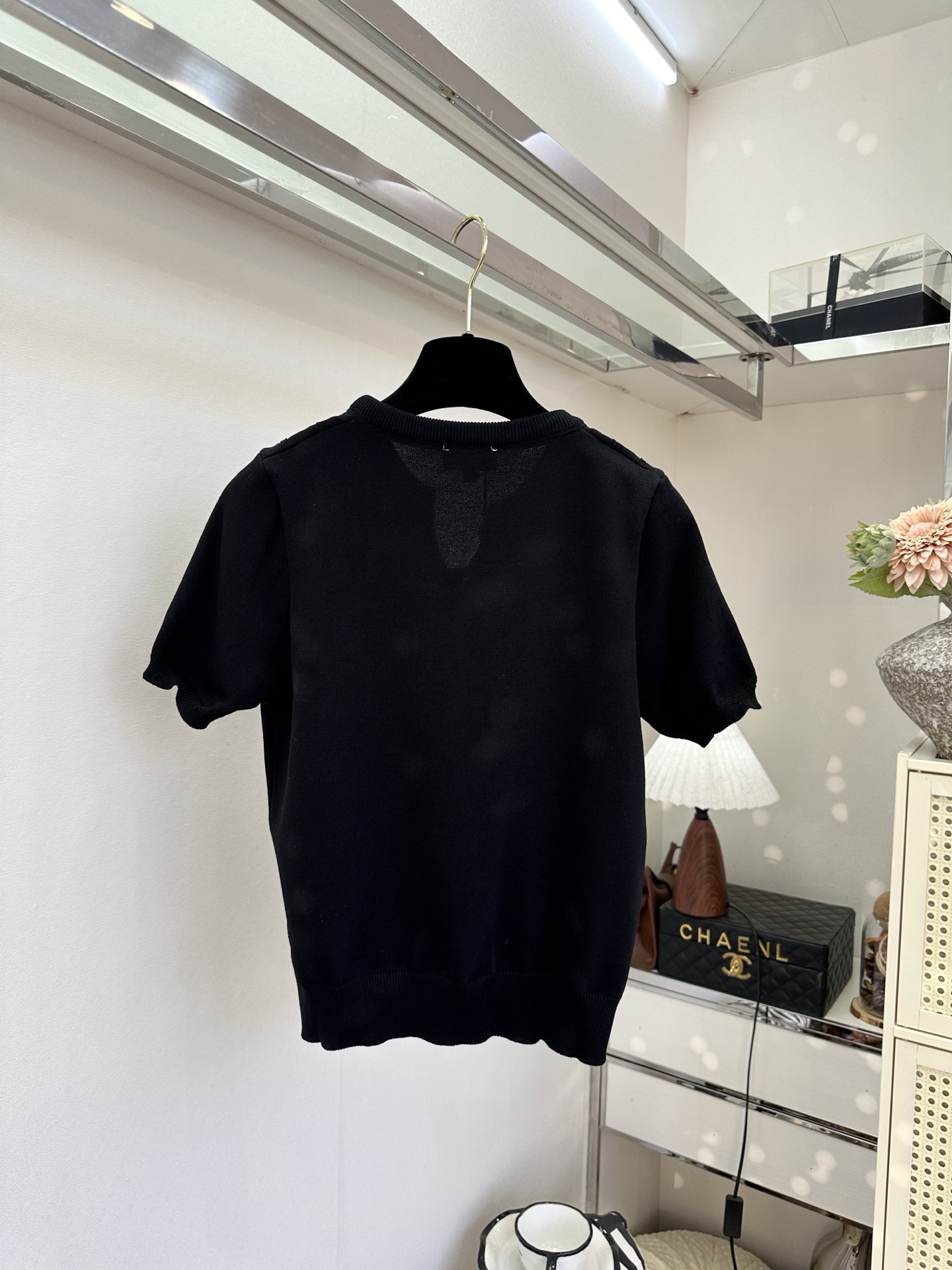 26S 自带柔光滤镜，小V领+精致双C点缀，把优雅刻进细节里。菱格绞花肌理与软糯针织碰撞，泡泡袖藏住手臂