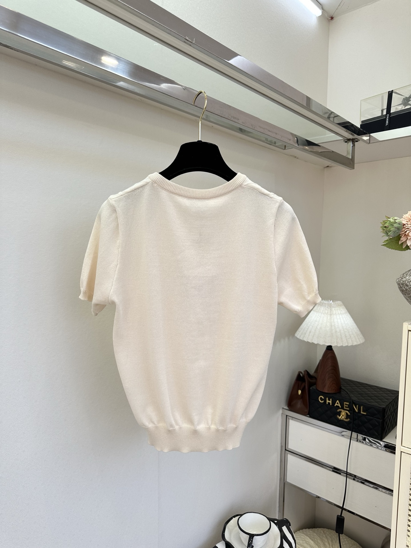 26S 自带柔光滤镜，小V领+精致双C点缀，把优雅刻进细节里。菱格绞花肌理与软糯针织碰撞，泡泡袖藏住手臂