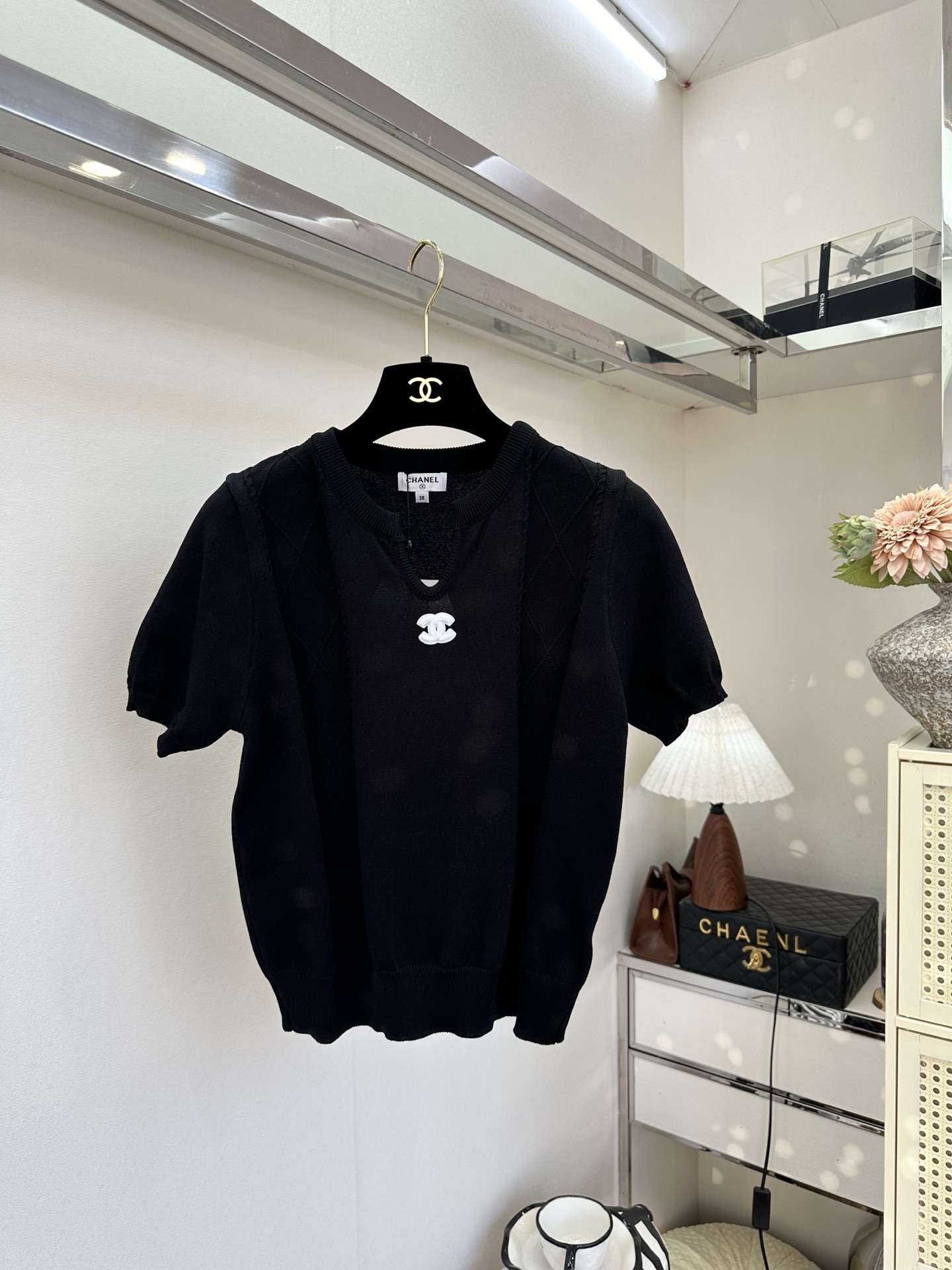 26S 自带柔光滤镜，小V领+精致双C点缀，把优雅刻进细节里。菱格绞花肌理与软糯针织碰撞，泡泡袖藏住手臂