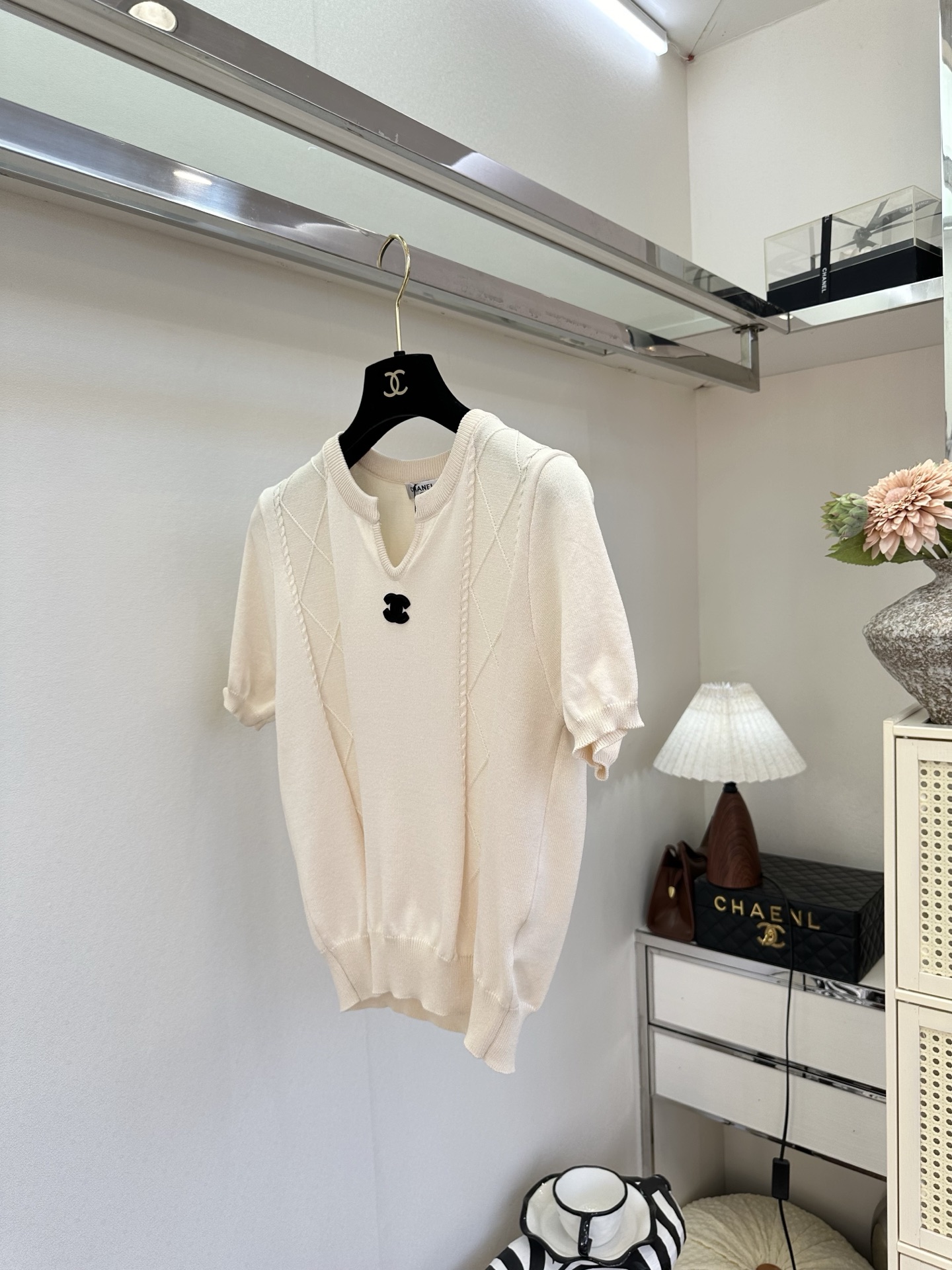 26S 自带柔光滤镜，小V领+精致双C点缀，把优雅刻进细节里。菱格绞花肌理与软糯针织碰撞，泡泡袖藏住手臂