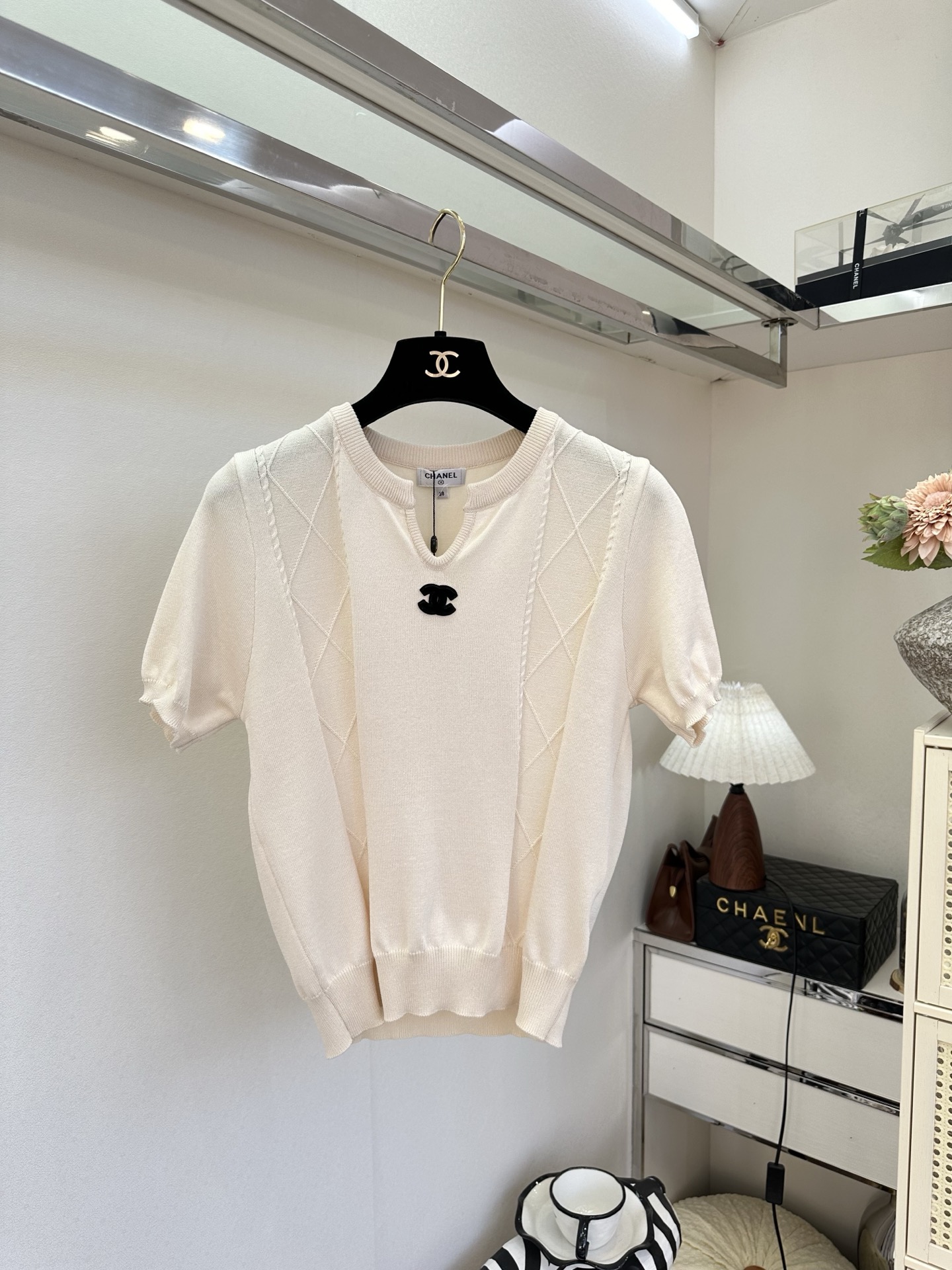 26S 自带柔光滤镜，小V领+精致双C点缀，把优雅刻进细节里。菱格绞花肌理与软糯针织碰撞，泡泡袖藏住手臂