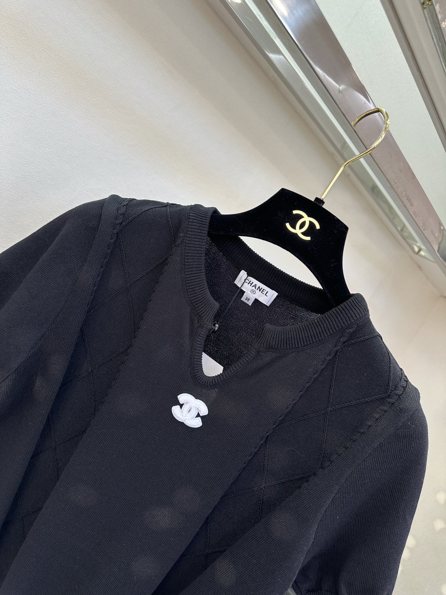 26S 自带柔光滤镜，小V领+精致双C点缀，把优雅刻进细节里。菱格绞花肌理与软糯针织碰撞，泡泡袖藏住手臂