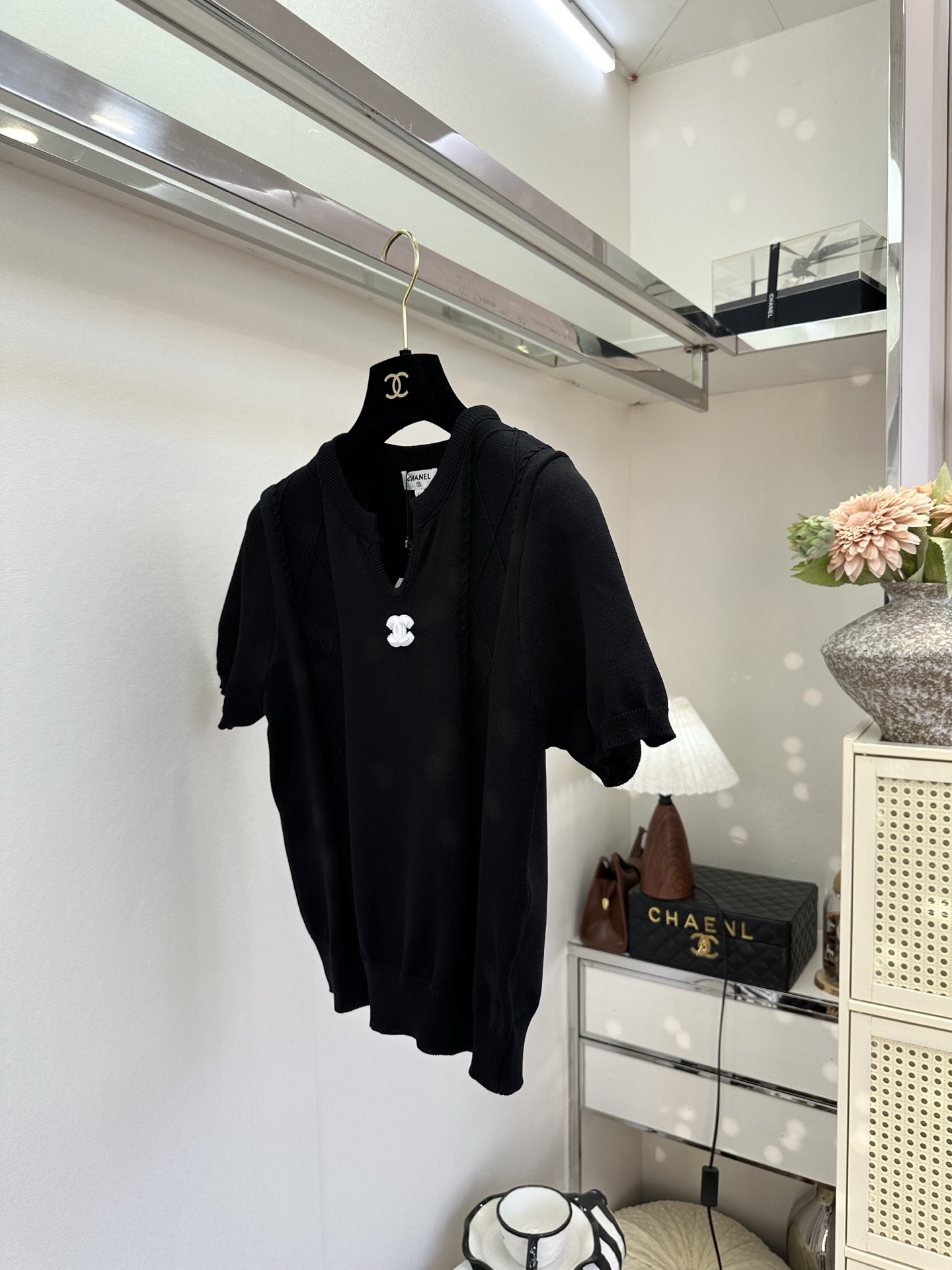 26S 自带柔光滤镜，小V领+精致双C点缀，把优雅刻进细节里。菱格绞花肌理与软糯针织碰撞，泡泡袖藏住手臂